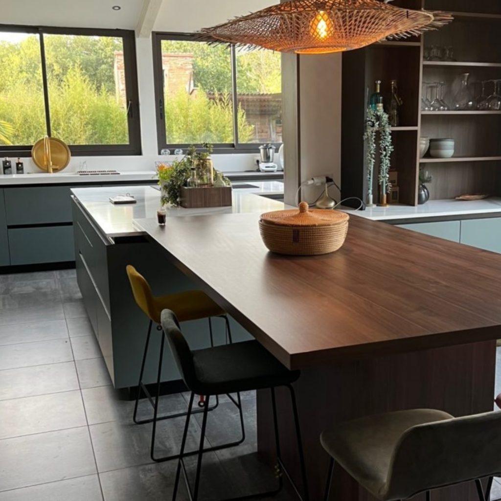 Cuisine contemporaine grise et bois