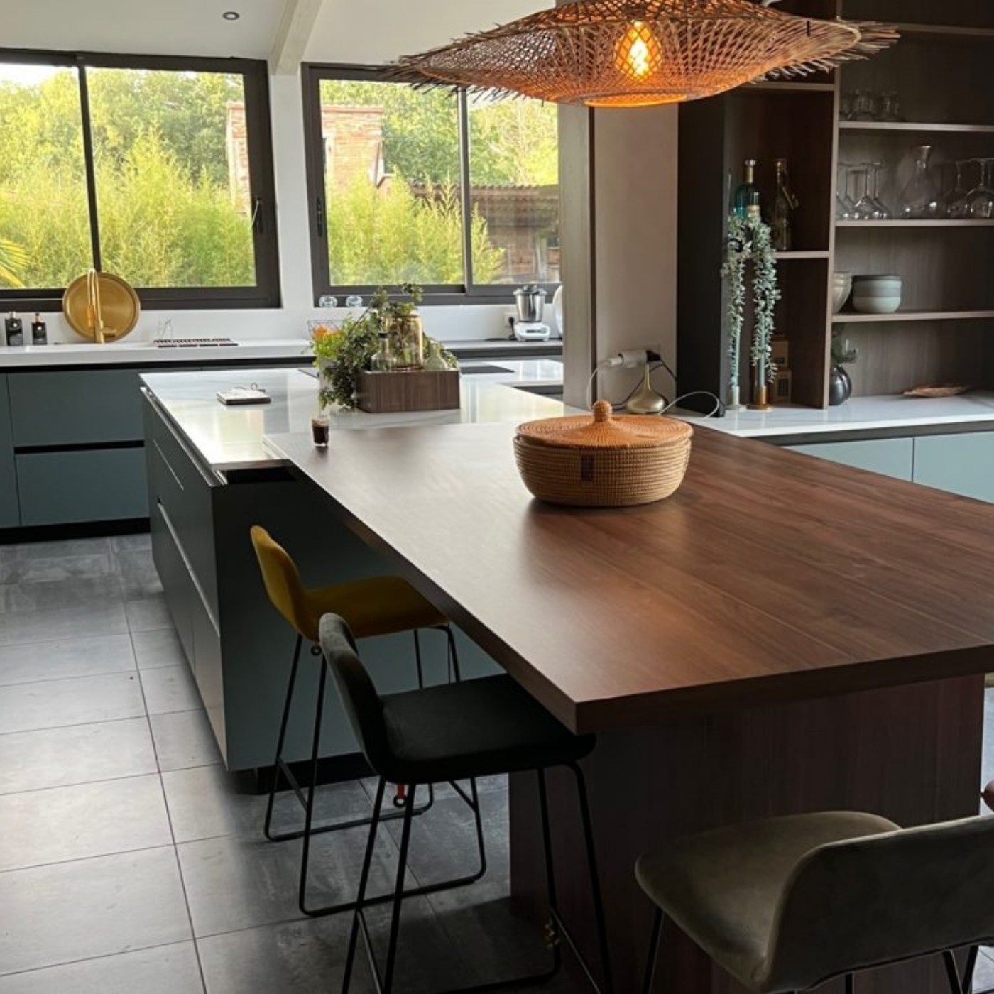 Cuisine contemporaine grise et bois