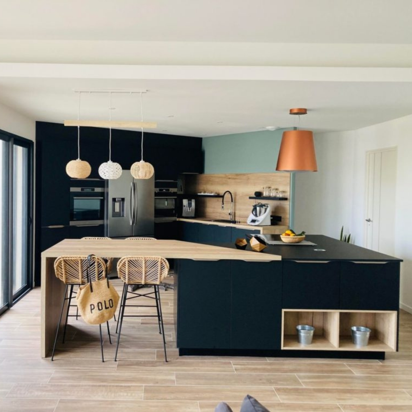 Cuisine design noir velouté et bois clair