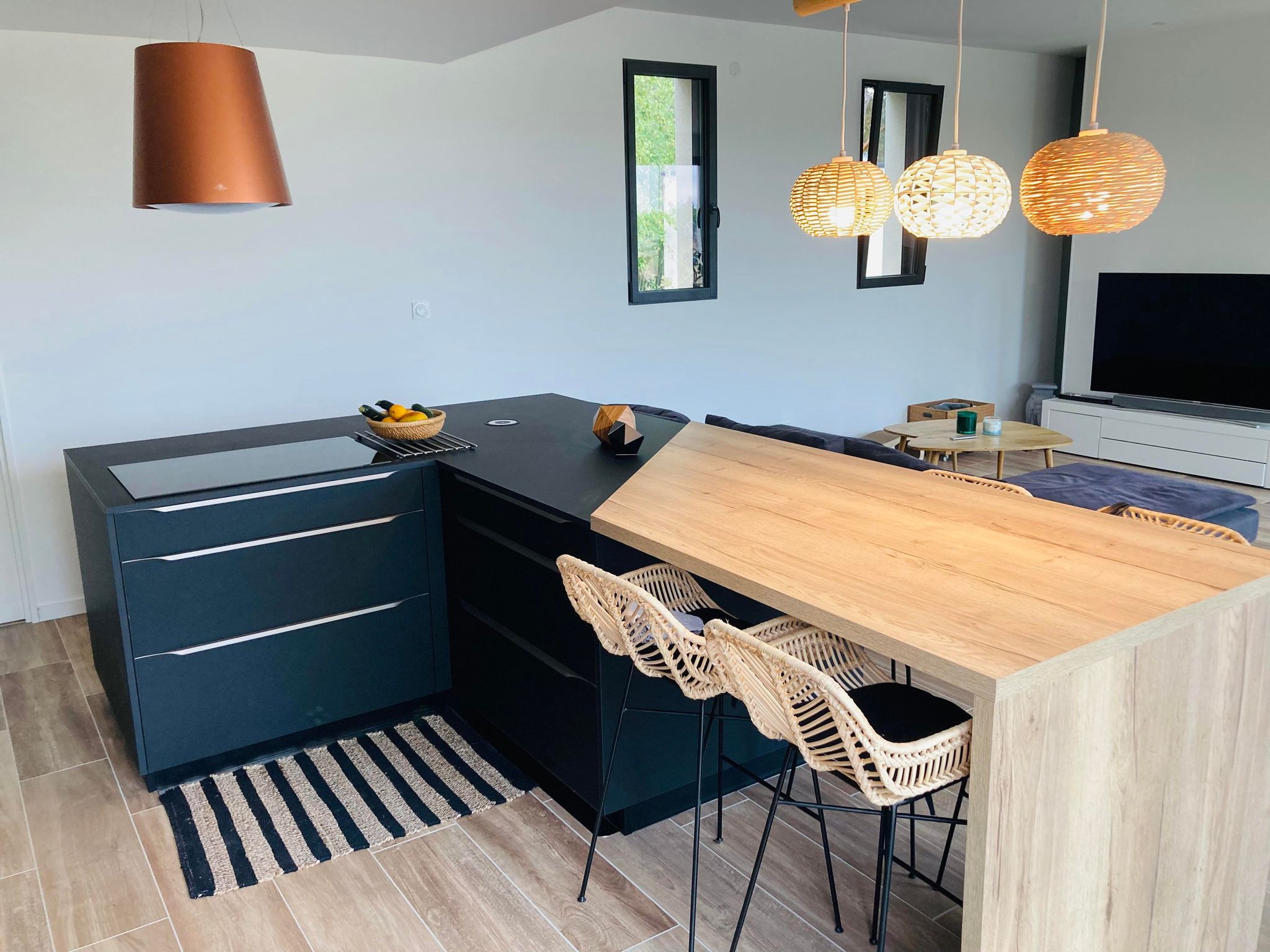 cuisine-design-ilot-preparation-noir-coin-repas-bois-clair-frejus