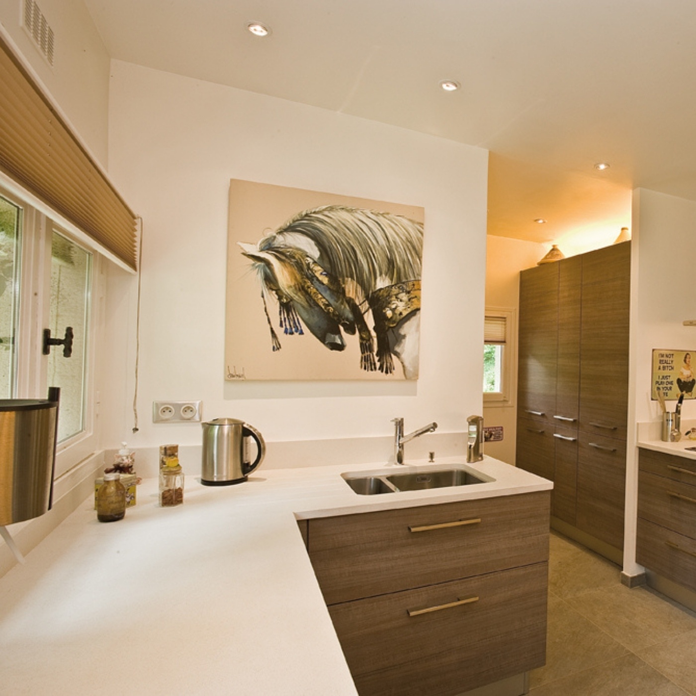 CUISINE MODERNE LUMINEUSE AVEC UN DECOR BOIS