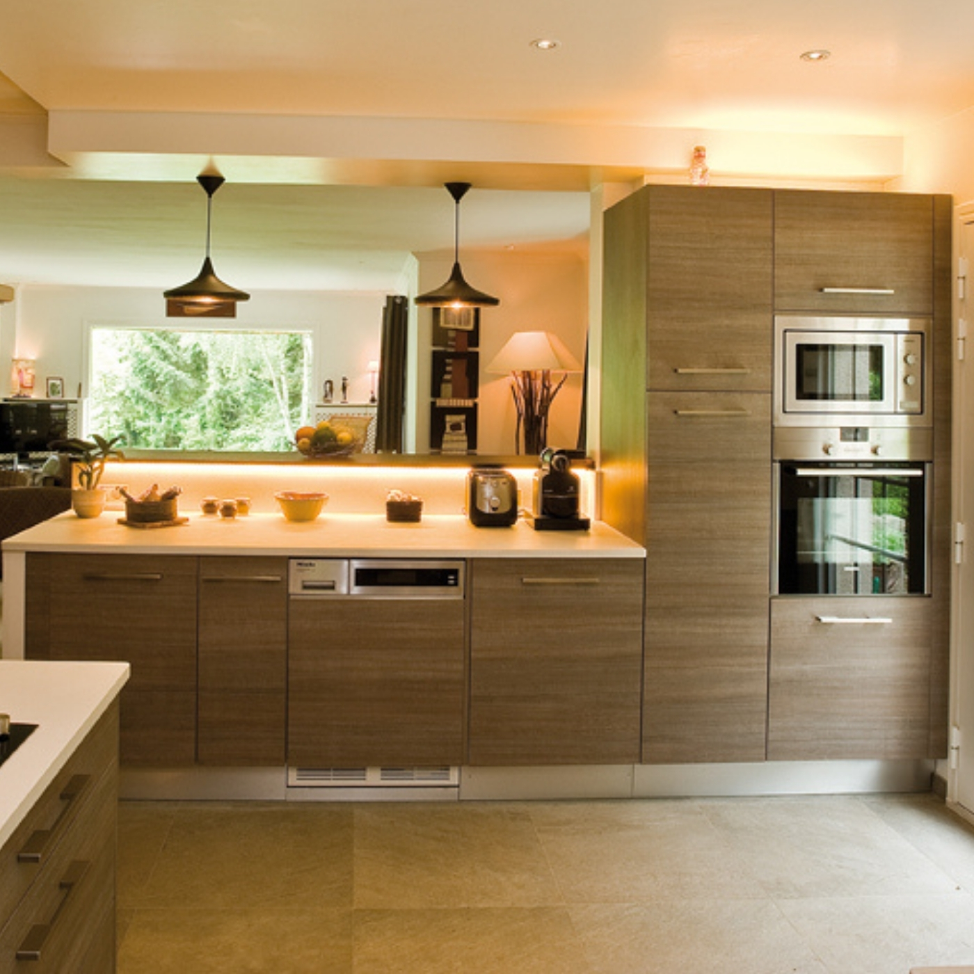 CUISINE MODERNE LUMINEUSE AVEC UN DECOR BOIS