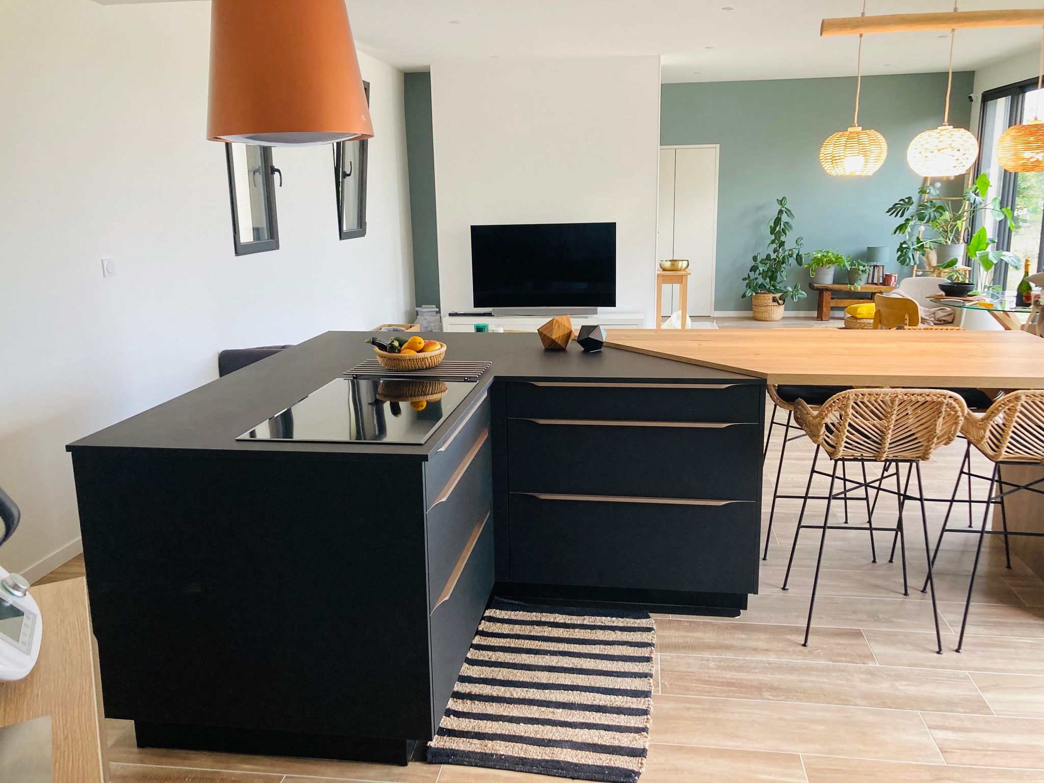 Cuisine design noir velouté et bois clair