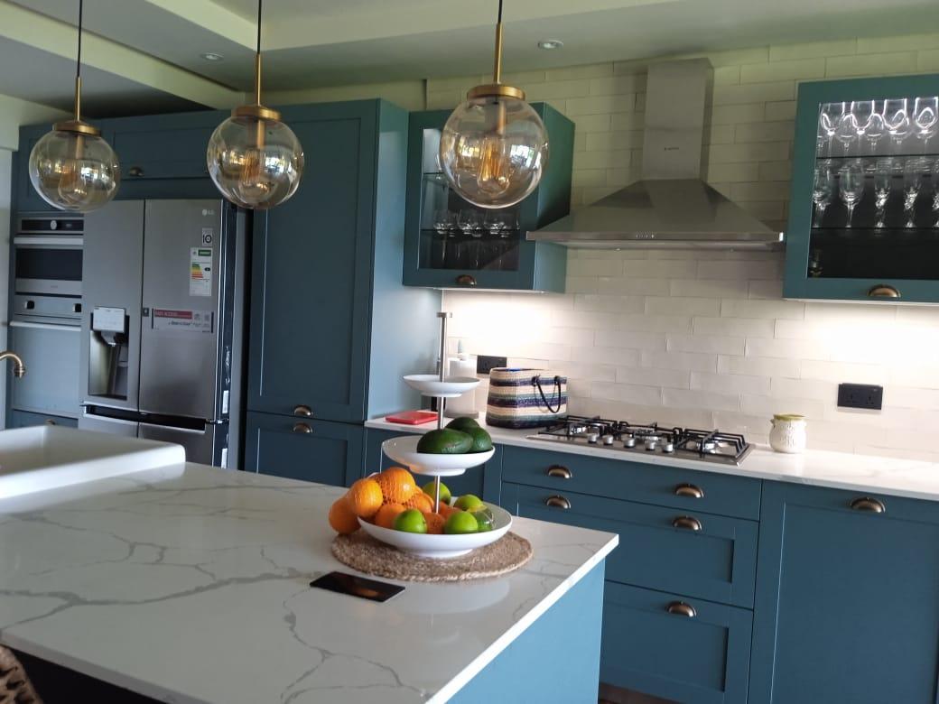 CUISINE CLASSIQUE BLEUE ET BLANCHE STYLE COTTAGE