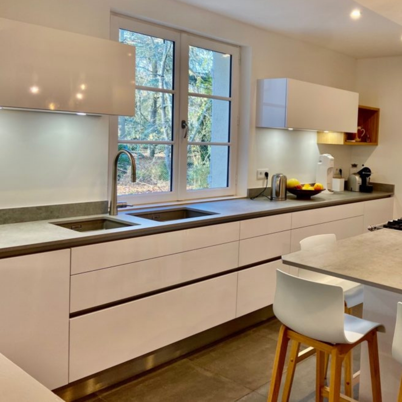 CUISINE BLANCHE BRILLANTE AVEC VERRIERE