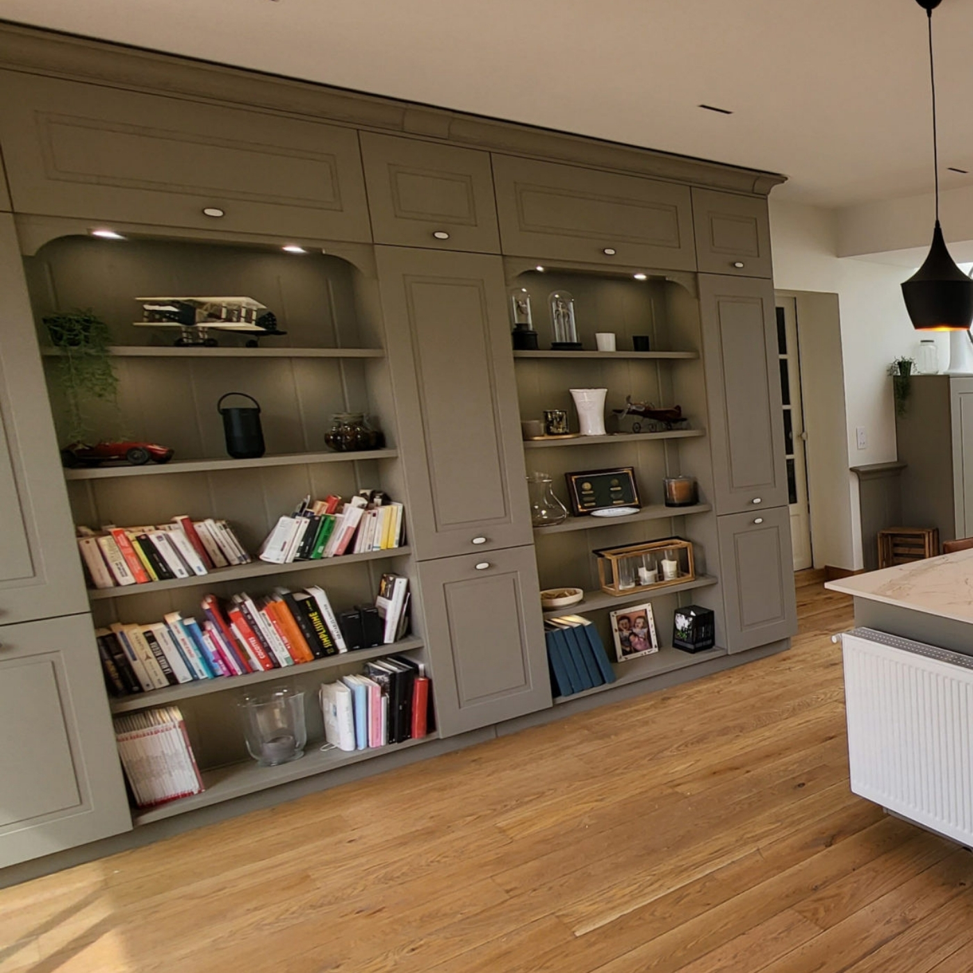 Cuisine classique chaleureuse et sophistiquée avec îlot central