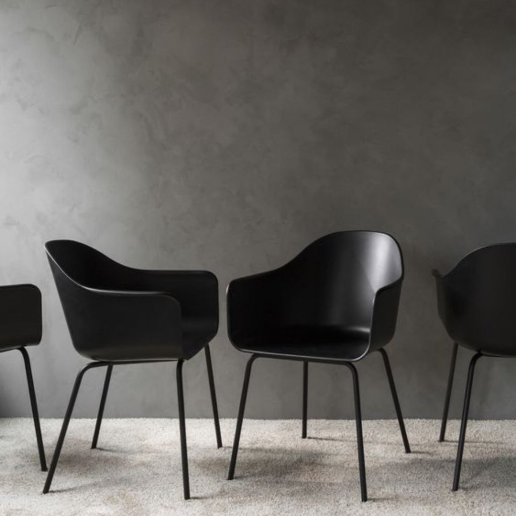 chaise-design-noir-mate-sobre