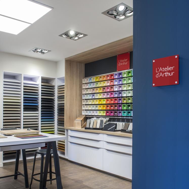 Cuisine ouverte scandinave bleue et bois