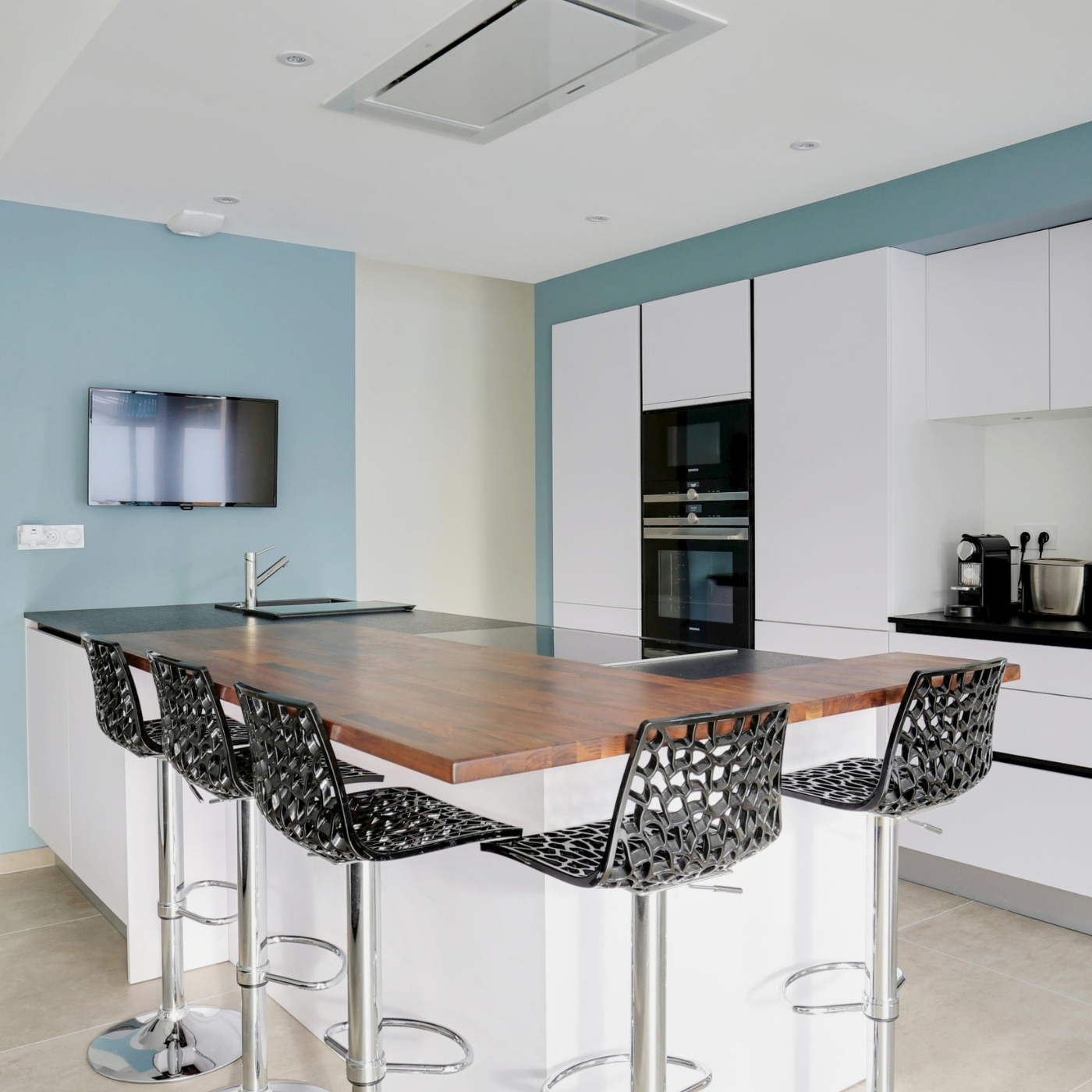 CUISINE SCANDINAVE CONVIVIALE ET EPUREE NOIRE ET BLANCHE