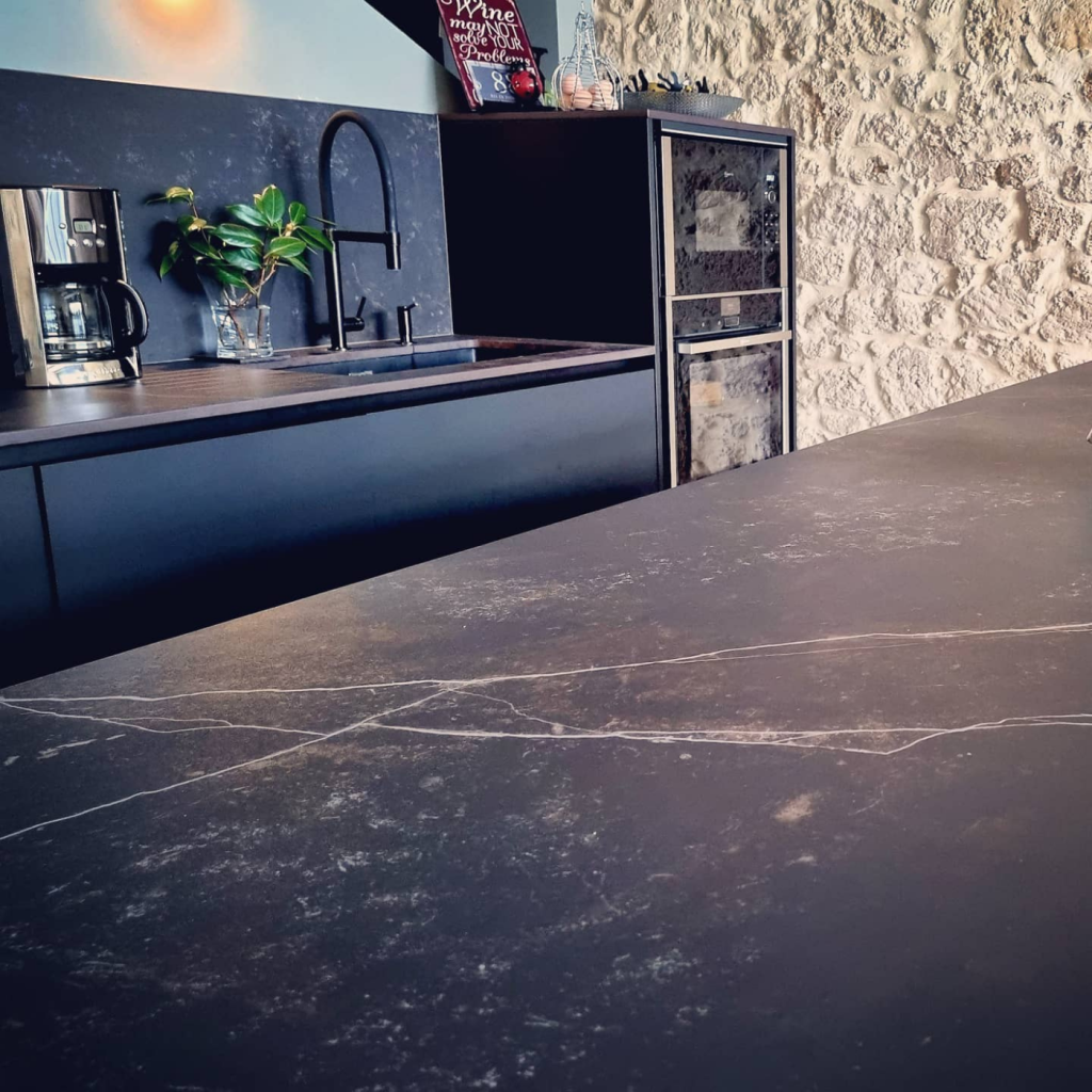 cuisine-amenagee-made-in-france-plan-travail-dekton-noir-arthur-bonnet-libourne