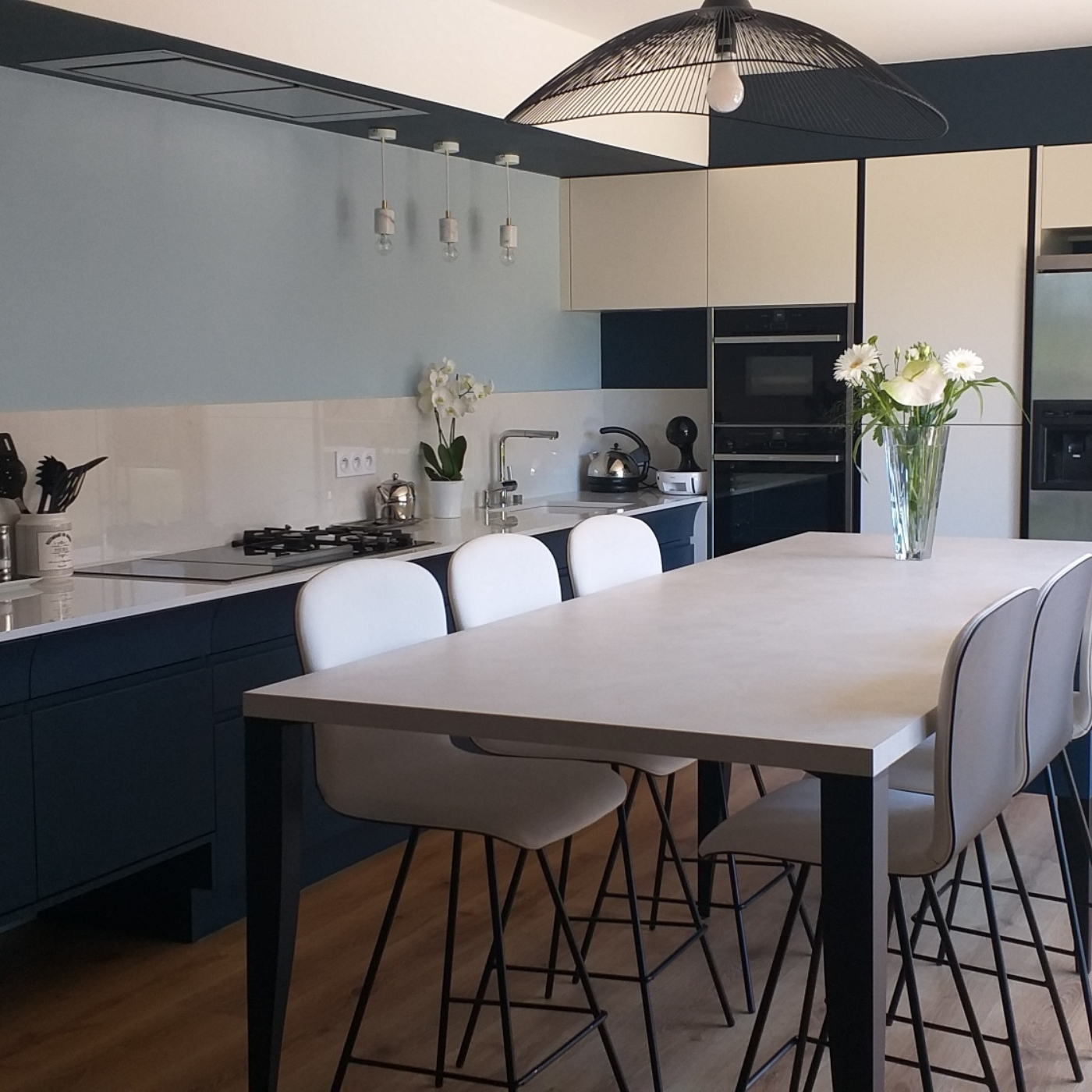 CUISINE DESIGN SOBRE ET ÉLÉGANTE BLEUE ET BLANCHE