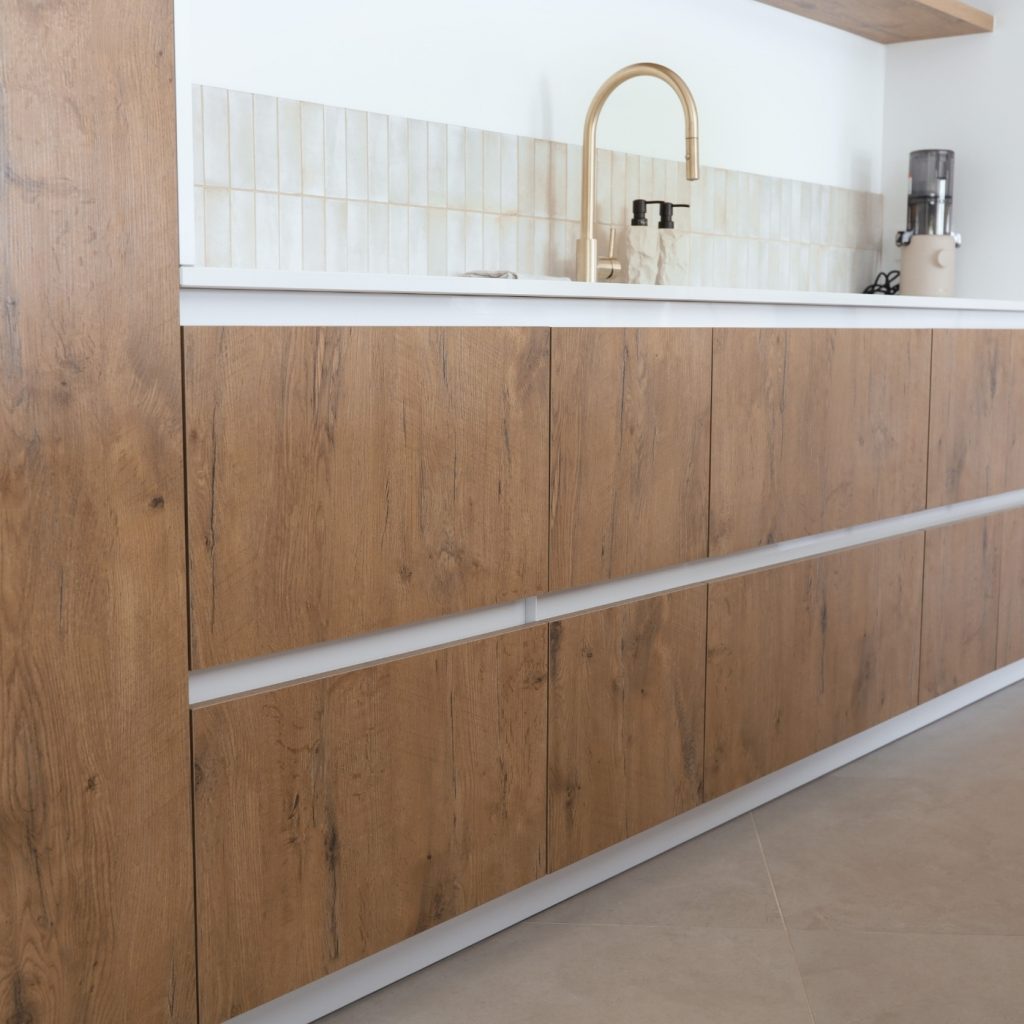 cuisine-blanche-bois-sans-poignees-thionville