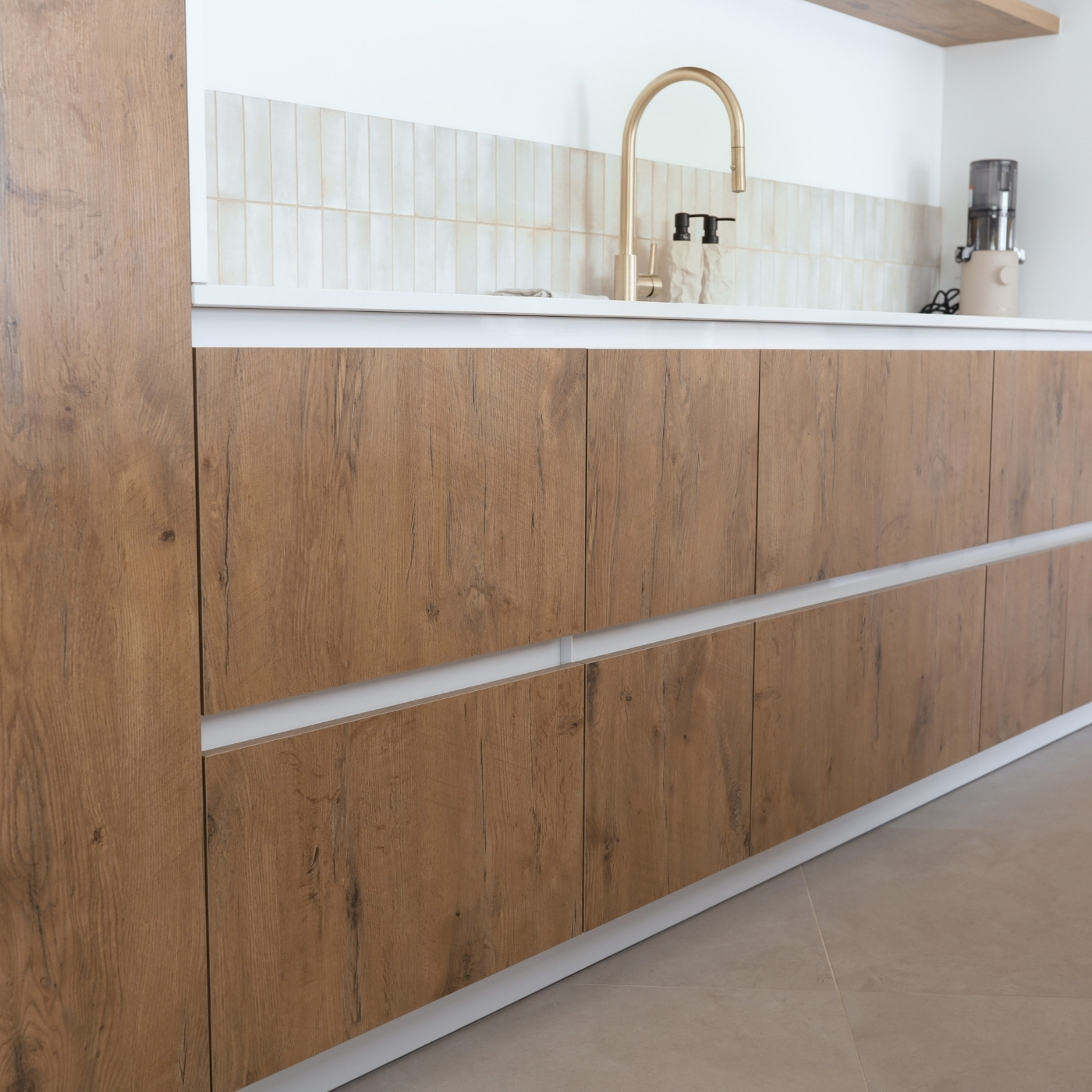 CUISINE MODERNE OUVERTE BOIS ET BLANC