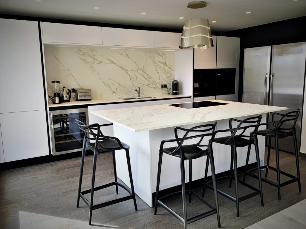 Cuisine ouverte sur le salon : comment créer un espace harmonieux ?