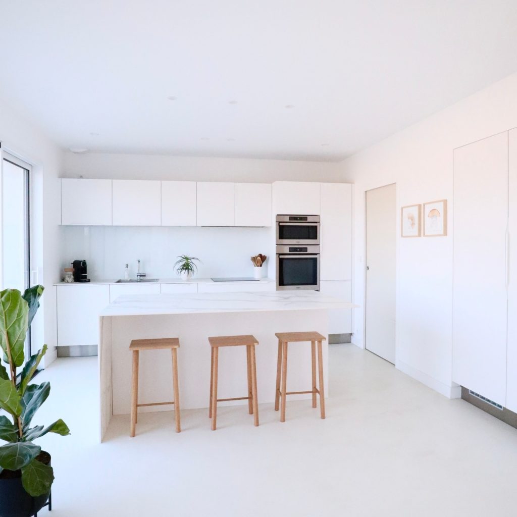 CUISINE BLANCHE ET BOIS MODERNE ÉPURÉE