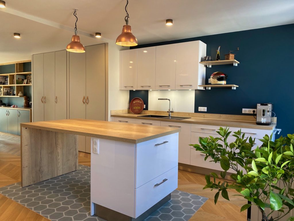 cuisine-blanche-mur-bleu-vincennes
