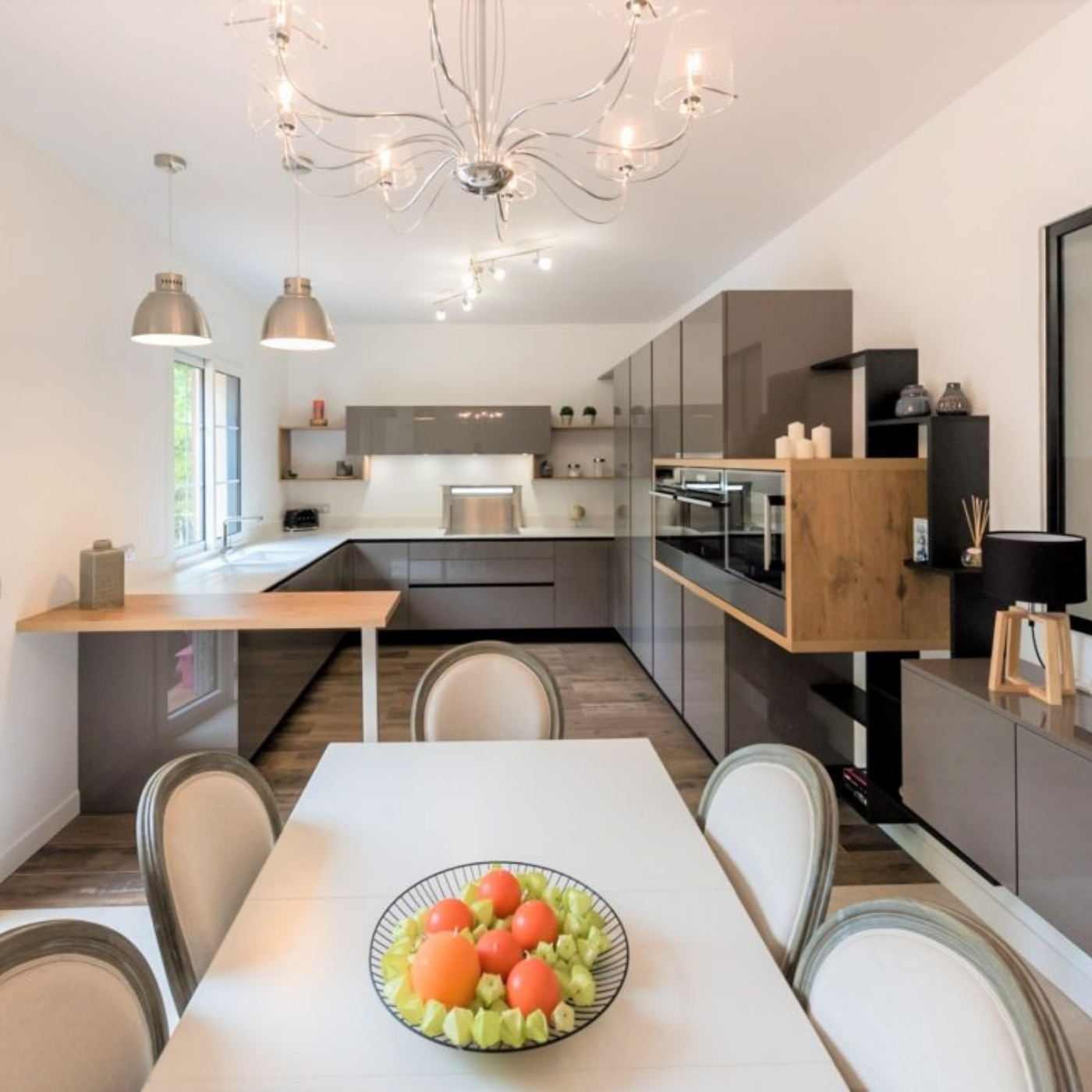 CUISINE CHIC EN U AVEC FINITION LAQUE BRILLANTE MARRON