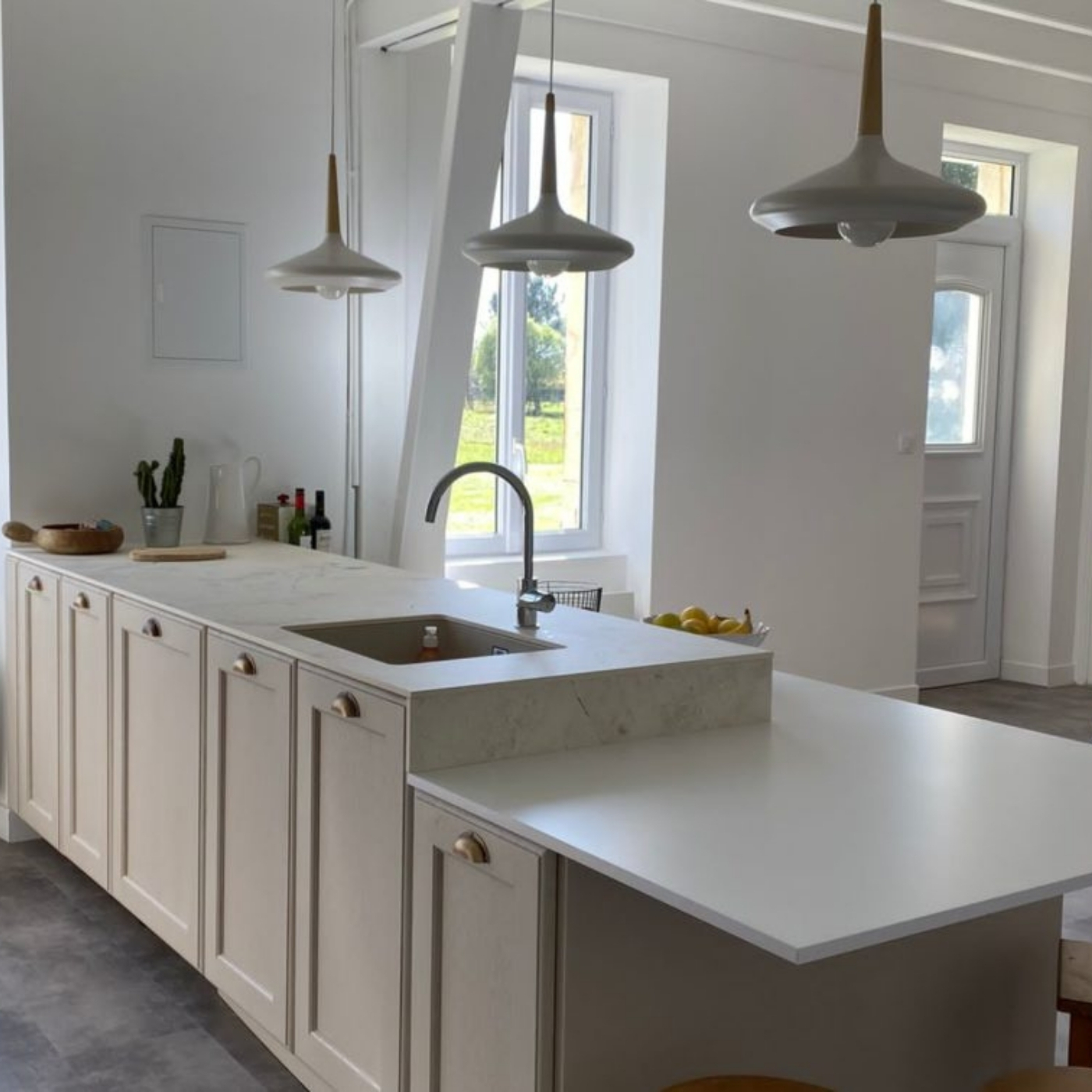 CUISINE LUMINEUSE OUVERTE EN BOIS MASSIF