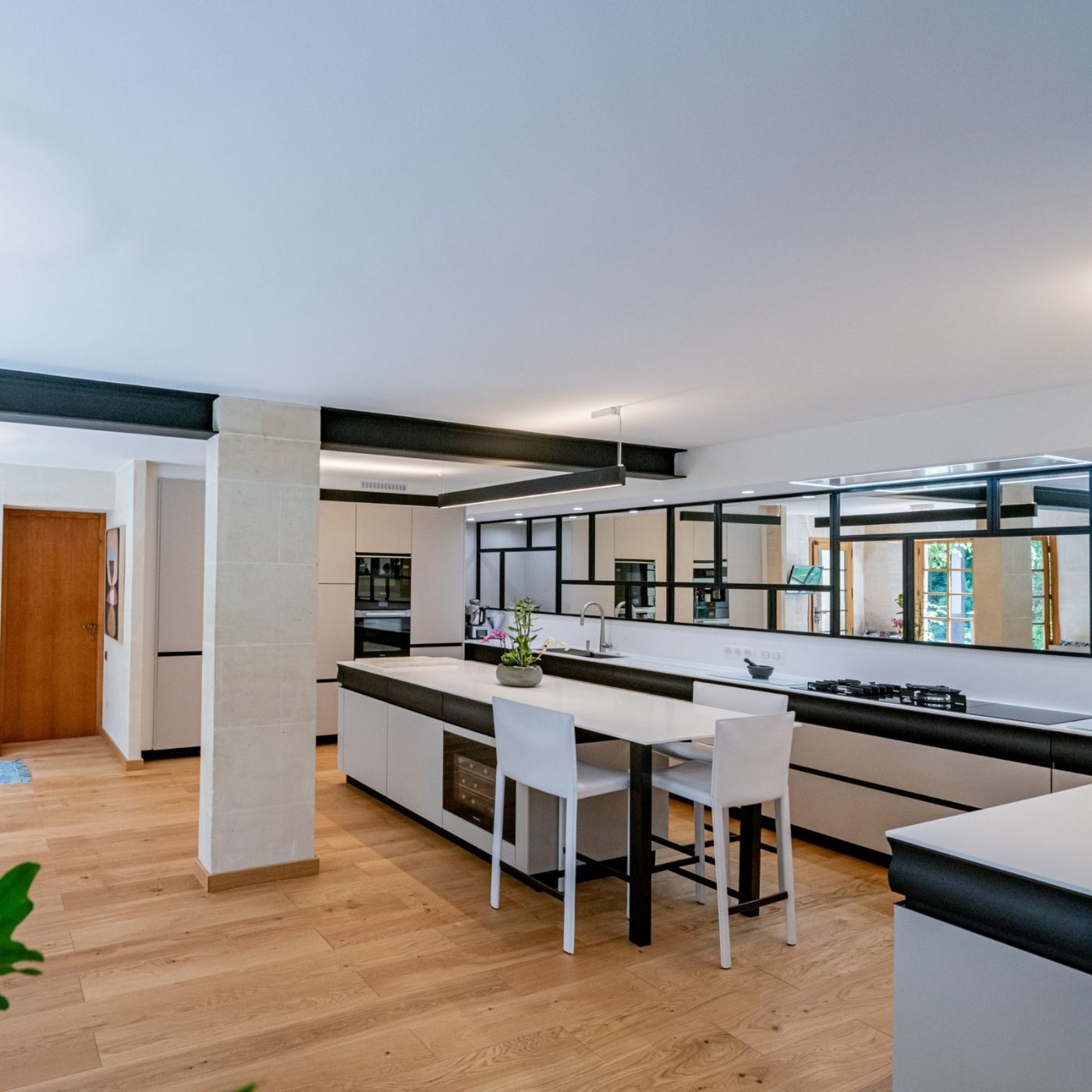 Cuisine design chic et élégante noire et blanche