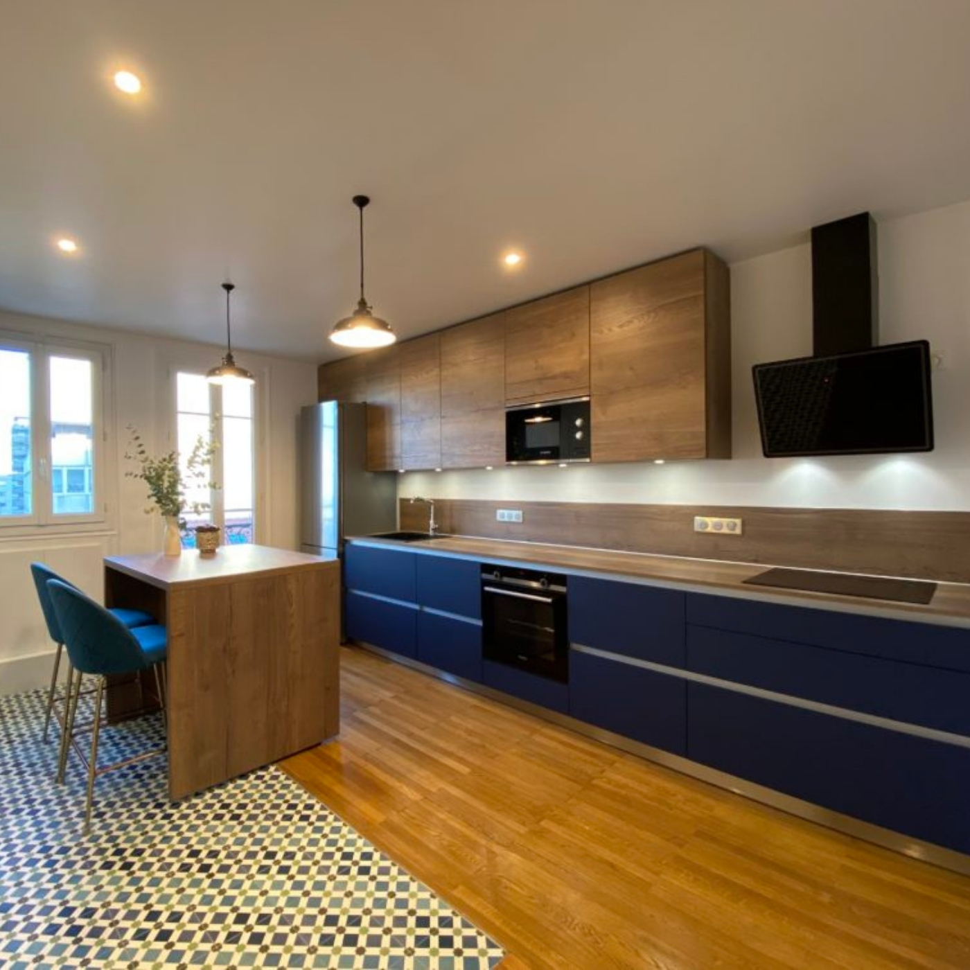 LE CHARME D’UNE CUISINE MODERNE BLEUE ET BOIS