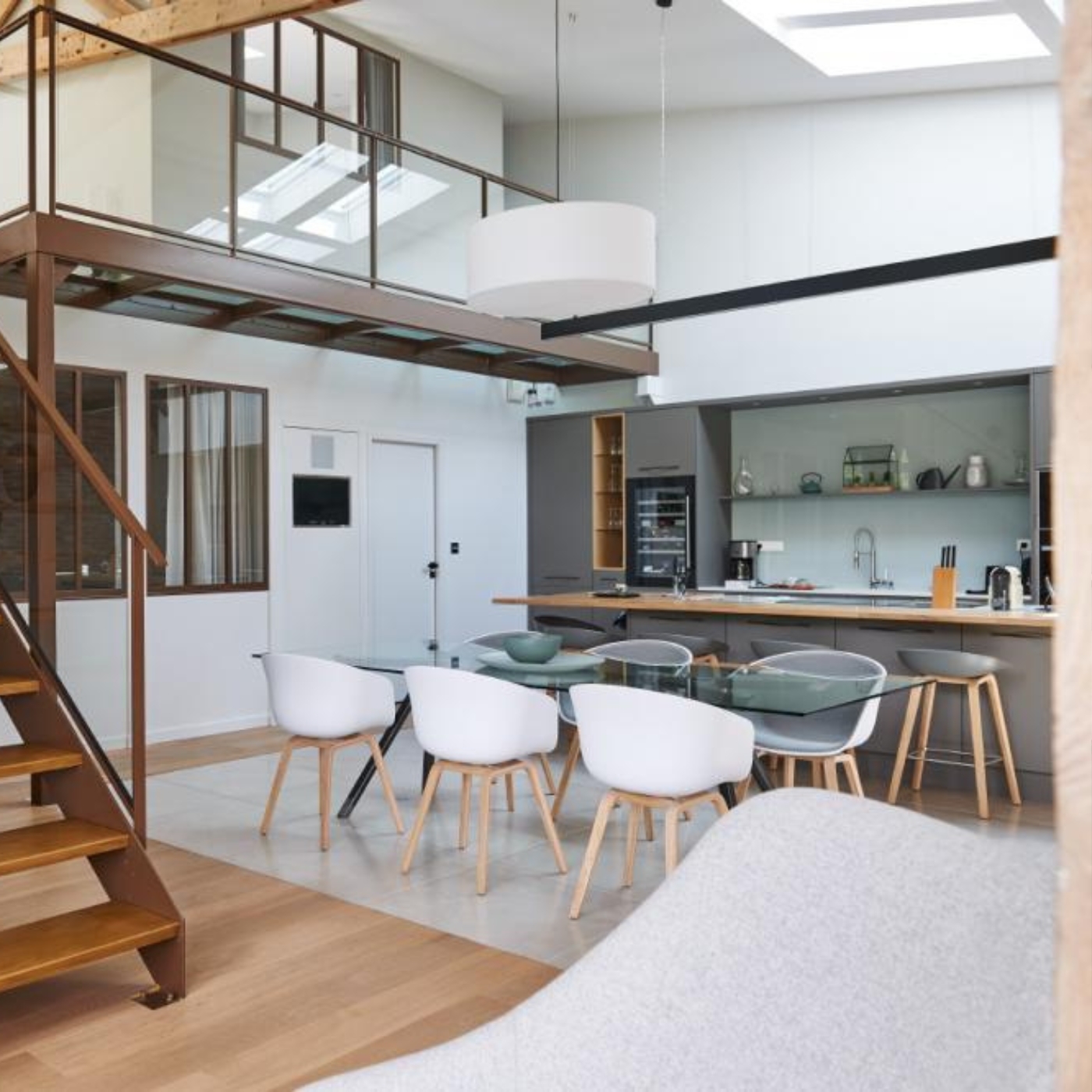 CUISINE SPACIEUSE DANS UN DECOR INDUSTRIEL