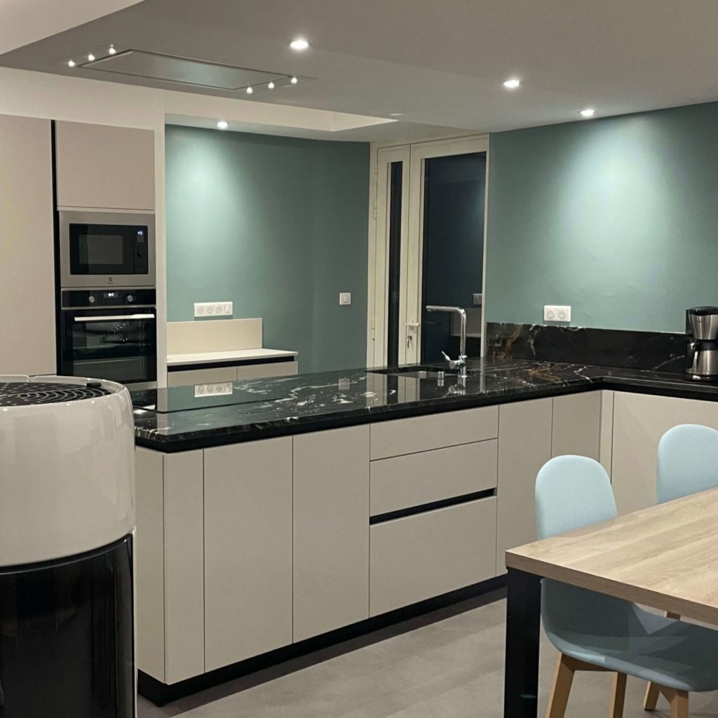 CUISINE NOIRE ET BLANCHE ÉPURÉE