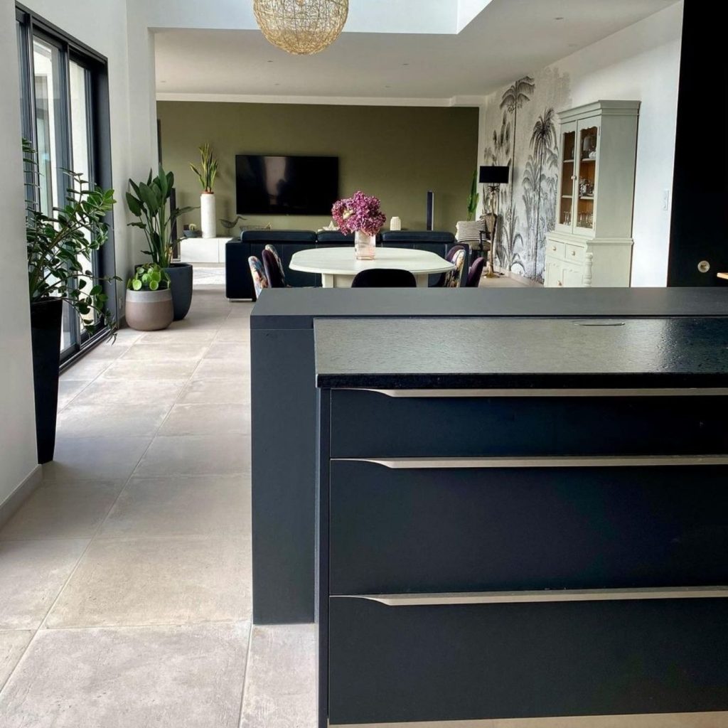 cuisine-contemporaine-noire-bayeux-home-deco-in