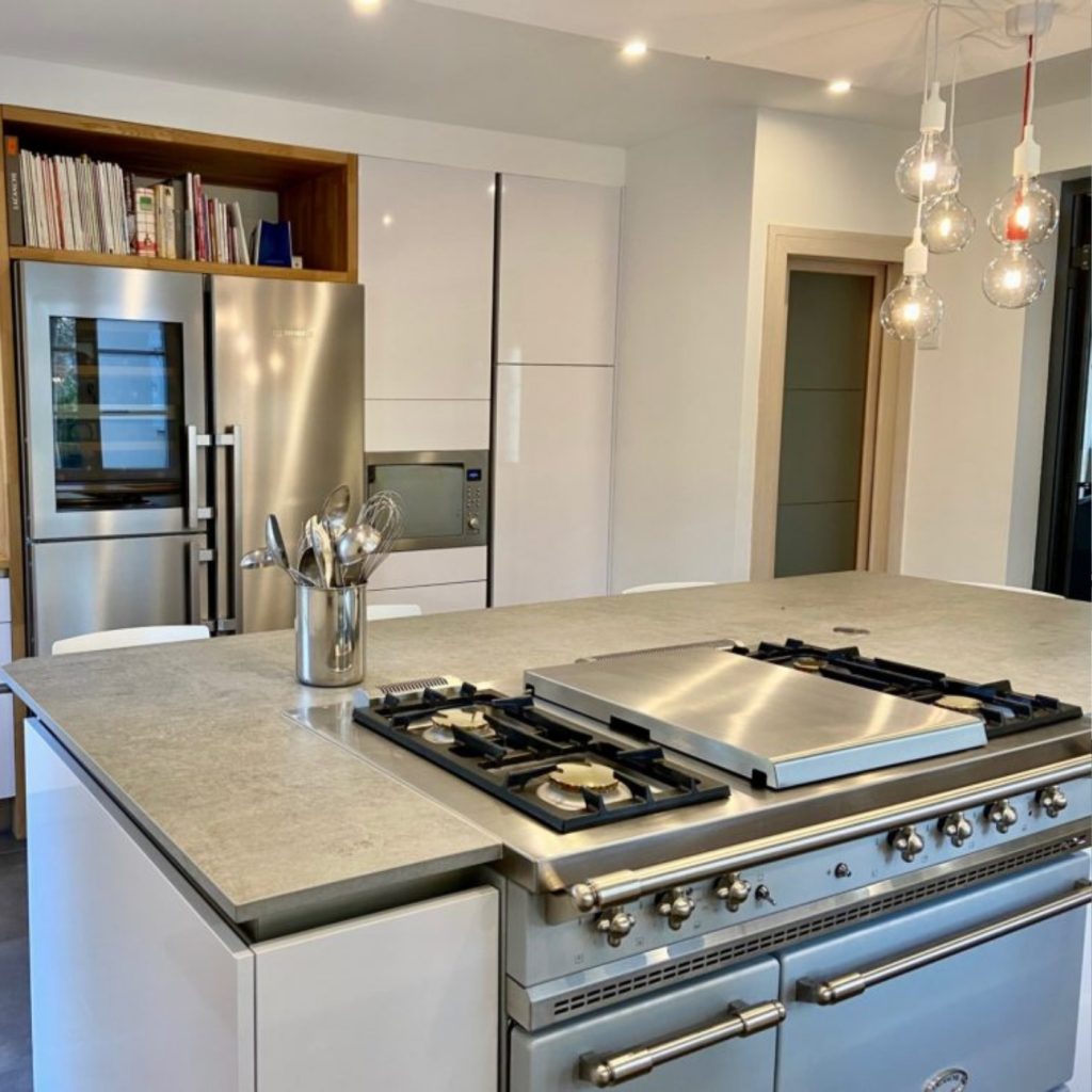 cuisine-contemporaine-piano-cuisson-chantilly