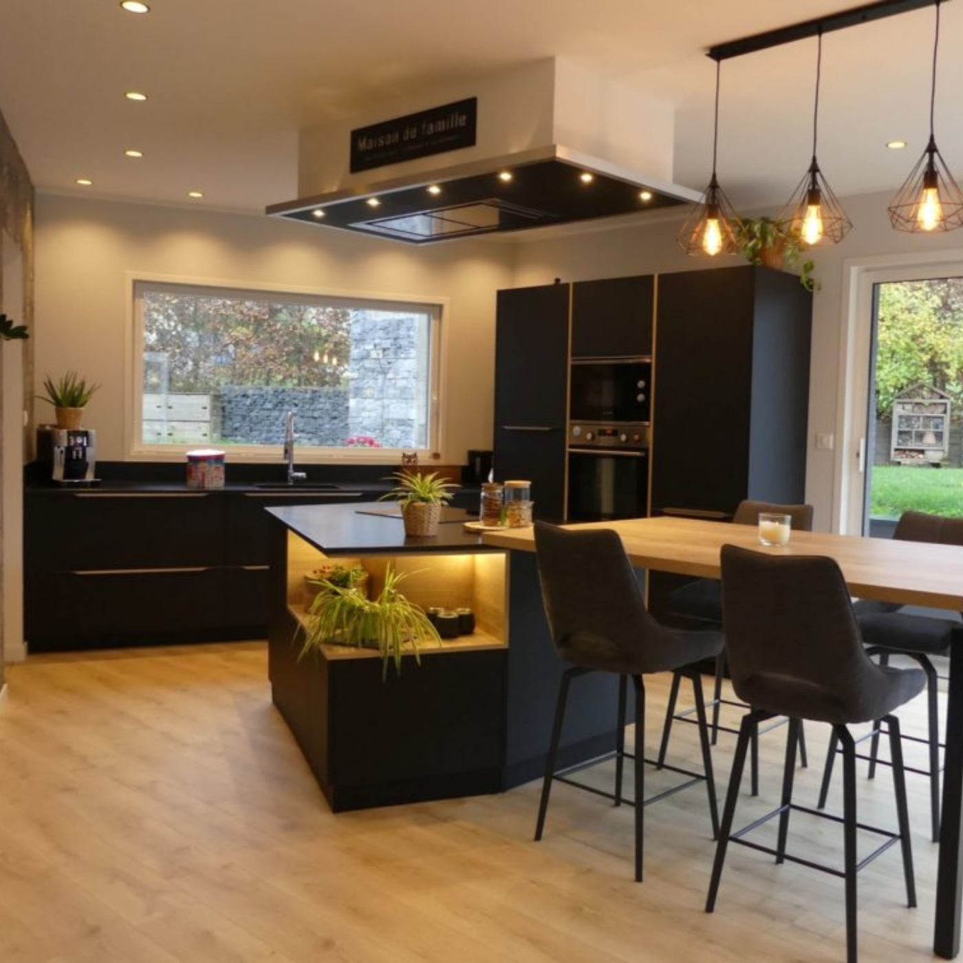 CUISINE AVEC LARGE COIN REPAS DESIGN ATYPIQUE