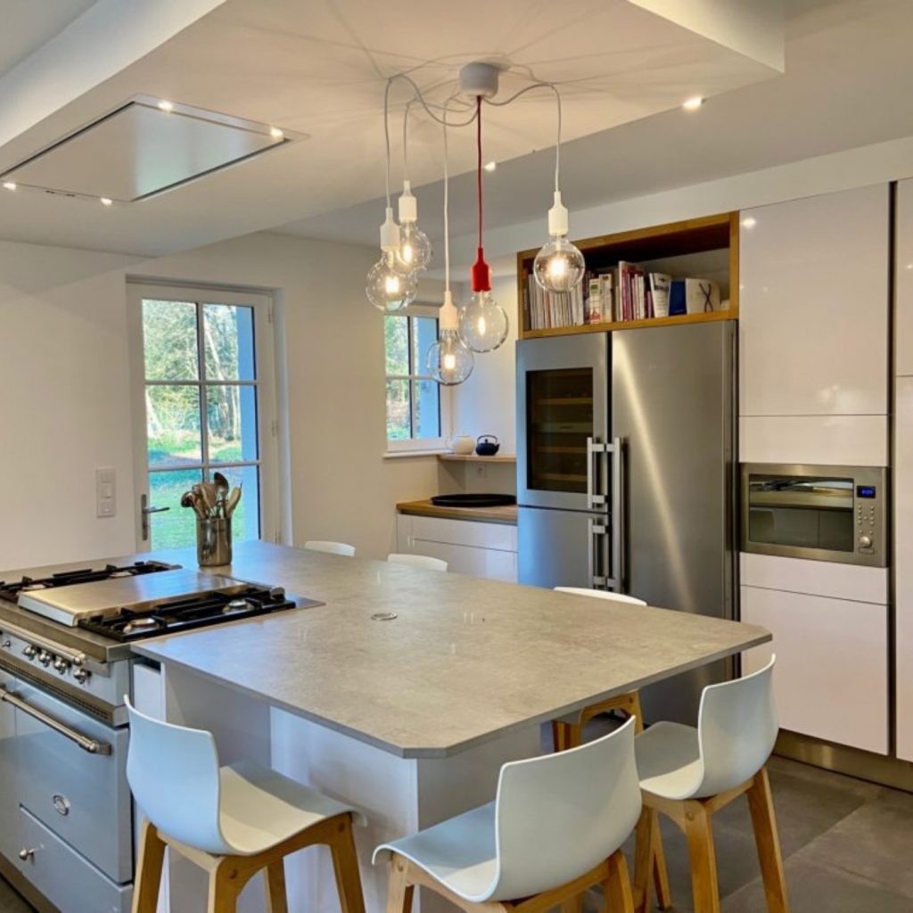 cuisine-design-blanche-ilot-central-chantilly