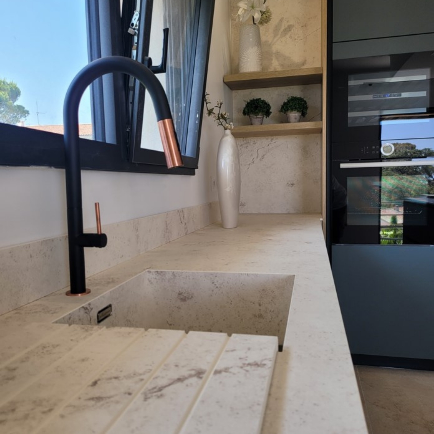 Cuisine design avec plan de travail en dekton beige