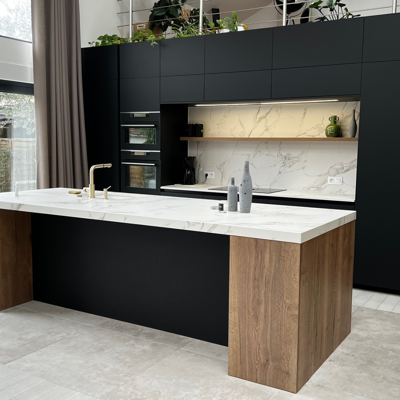 CUISINE MODERNE SOBRE ET ELEGANTE NOIRE BOIS ET MABRE