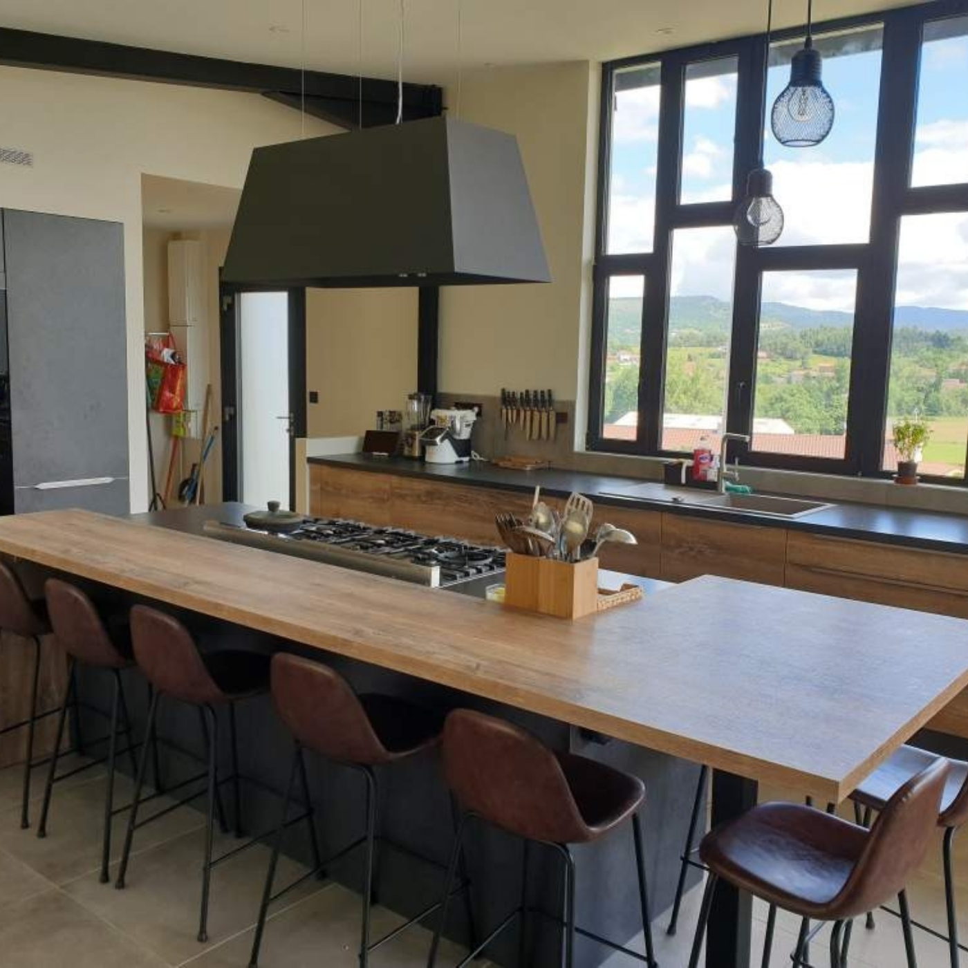 CUISINE NOIRE ET BOIS AVEC ÎLOT STYLE INDUSTRIEL