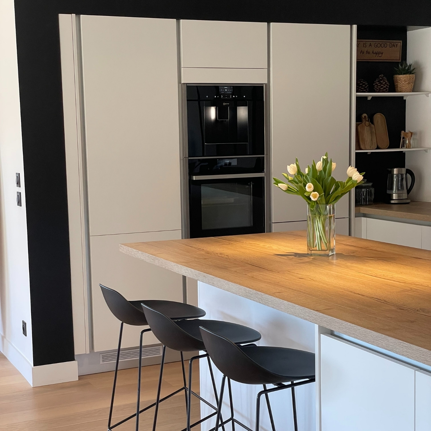 CUISINE MODERNE STYLE CALIFORNIEN AVEC VERRIERE BLANCHE ET BOIS