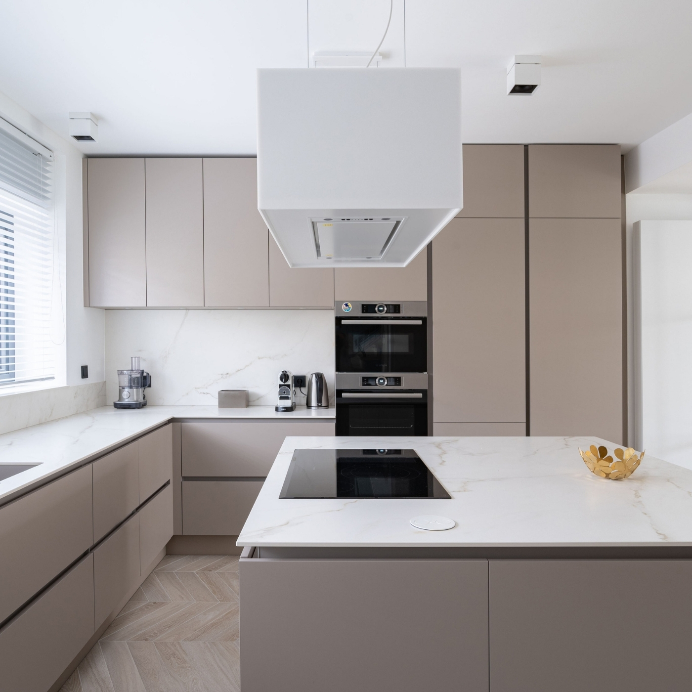 UNE CUISINE LUMINEUSE COULEUR CACHEMIRE