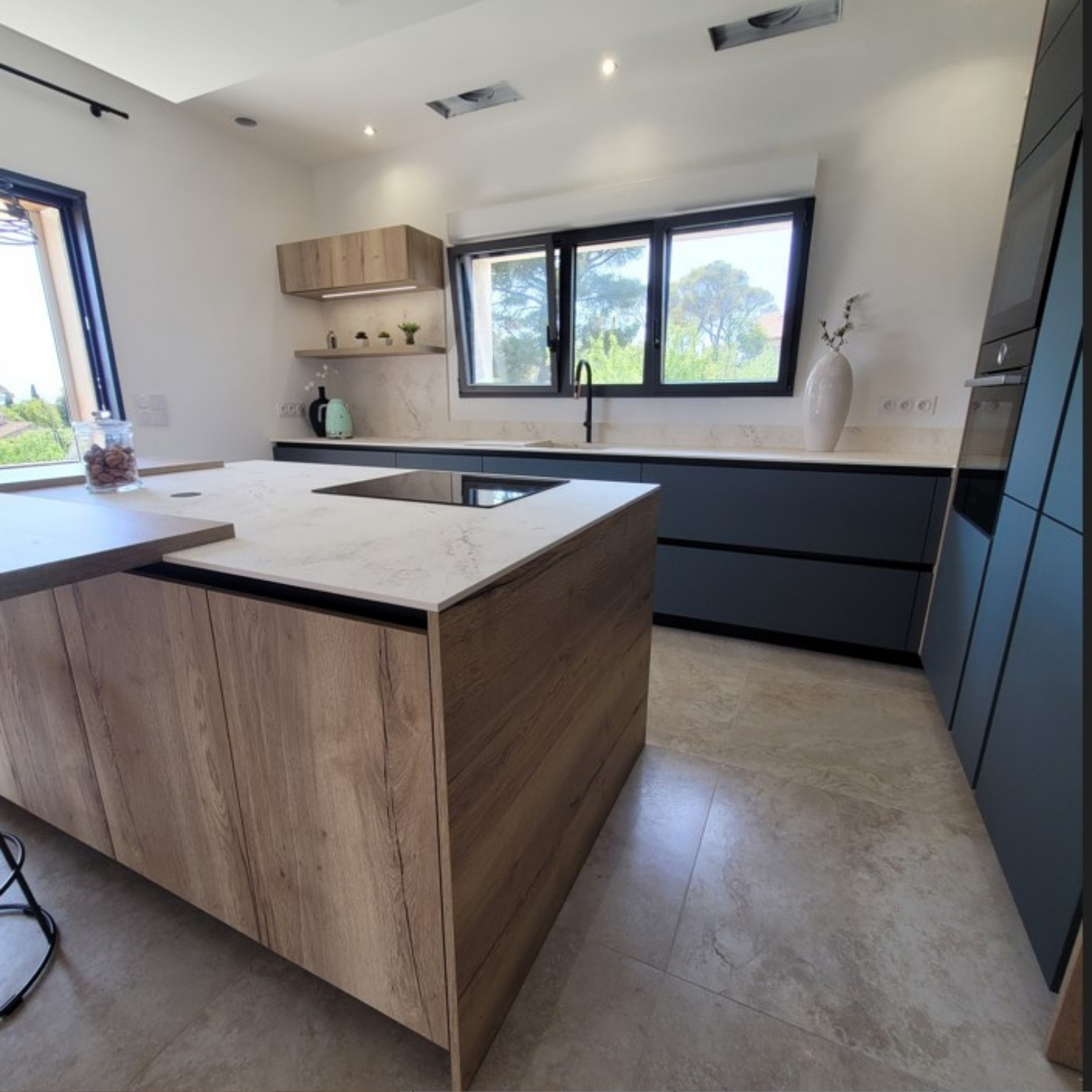 Cuisine design avec plan de travail en dekton beige