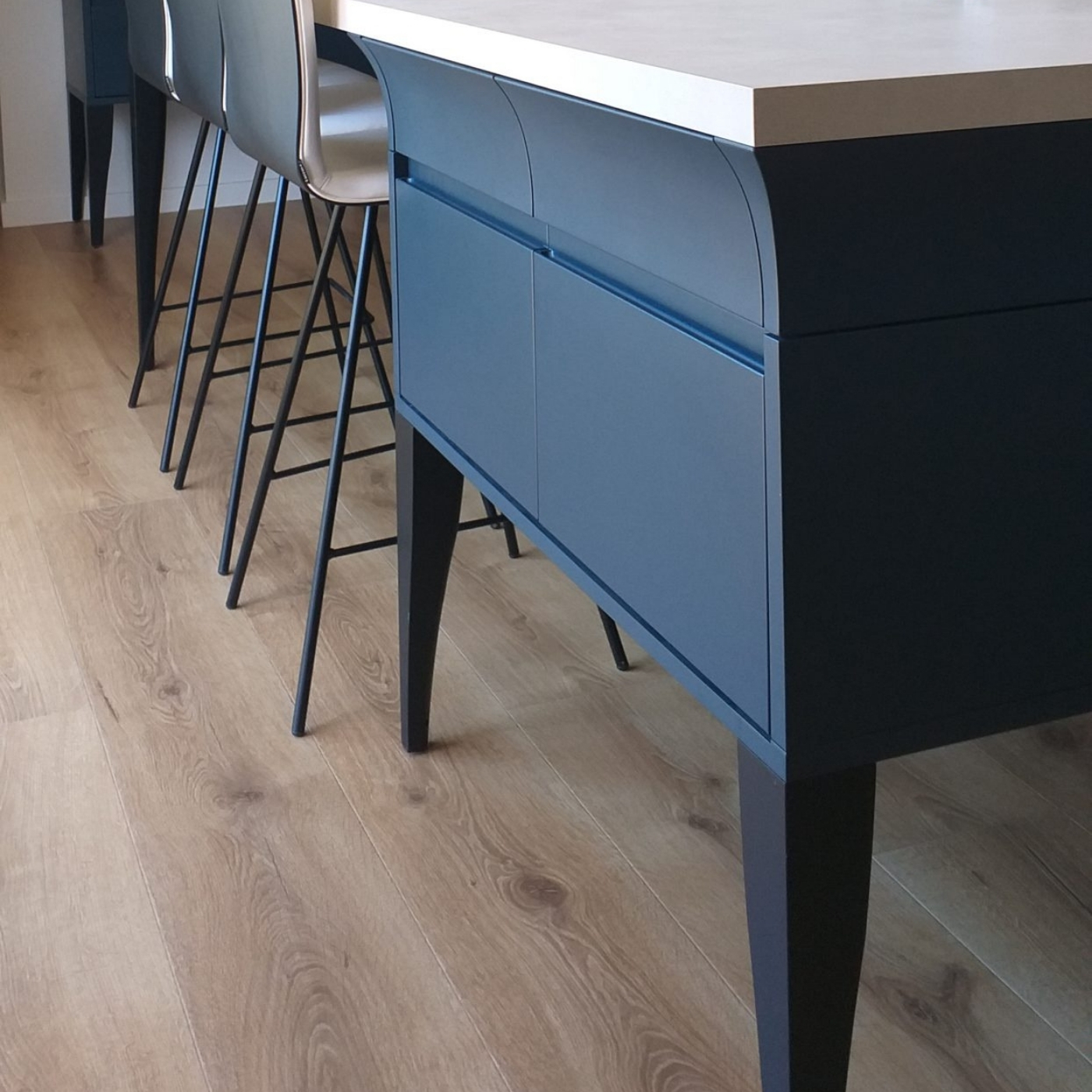 CUISINE DESIGN SOBRE ET ÉLÉGANTE BLEUE ET BLANCHE