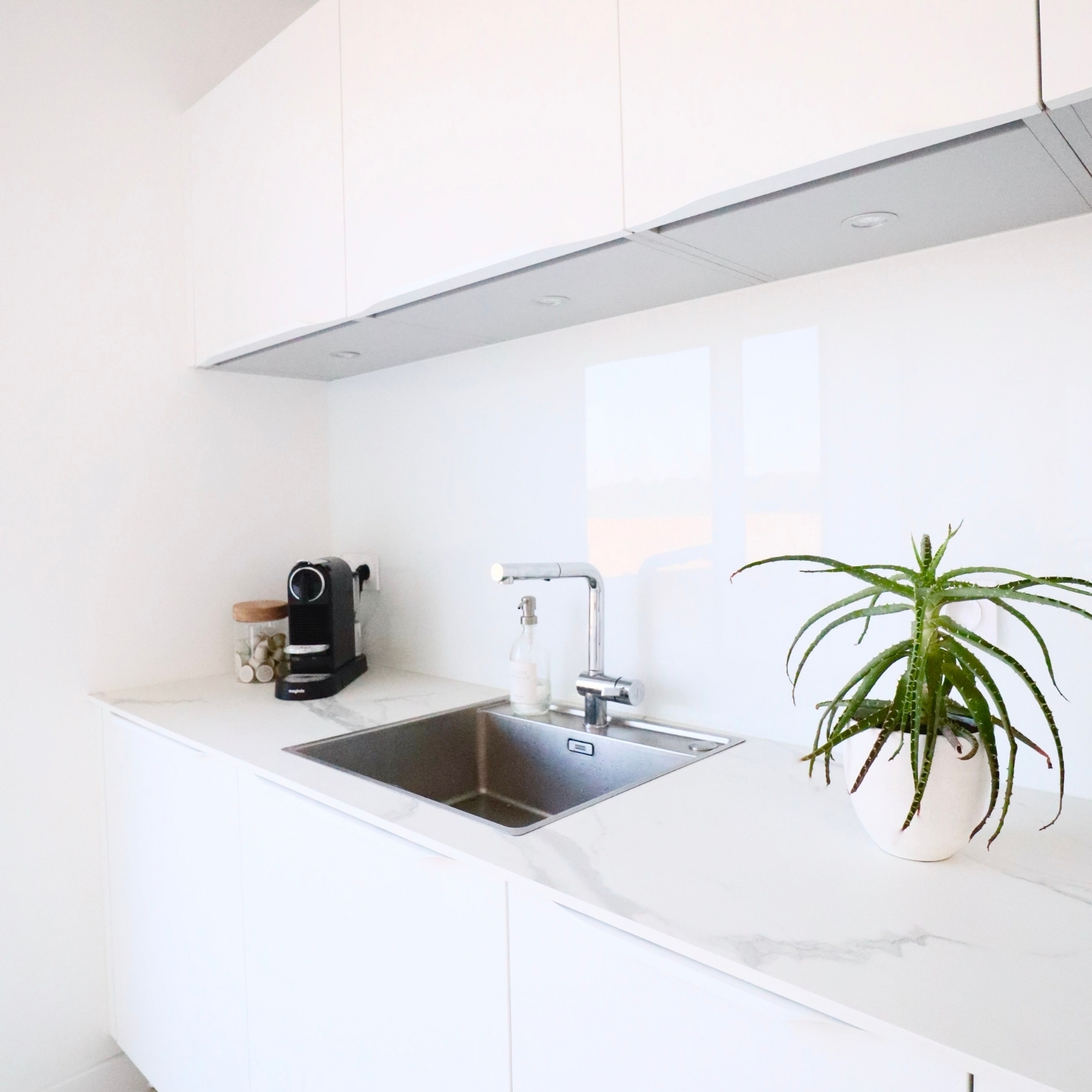 CUISINE BLANCHE ET BOIS MODERNE ÉPURÉE