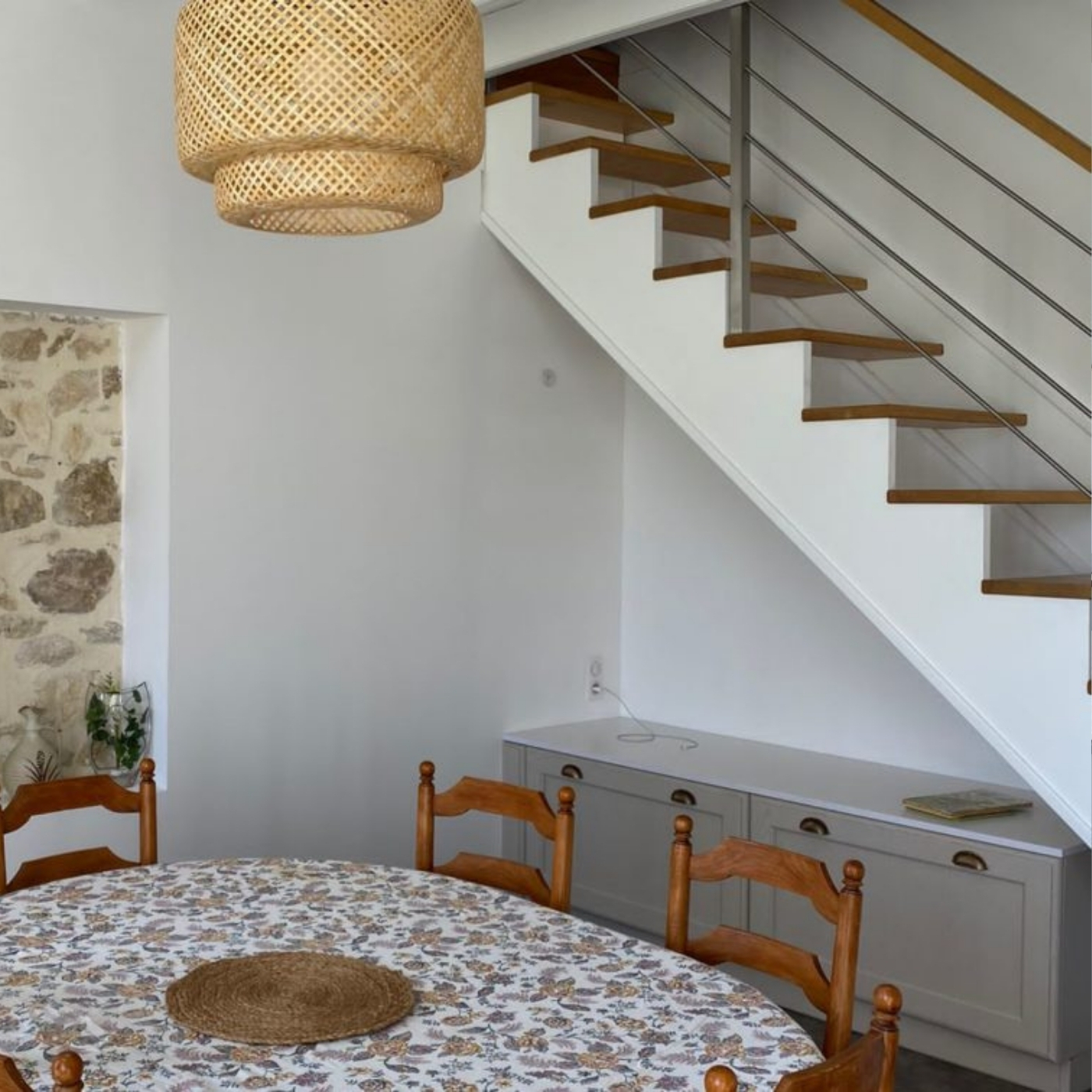 CUISINE LUMINEUSE OUVERTE EN BOIS MASSIF