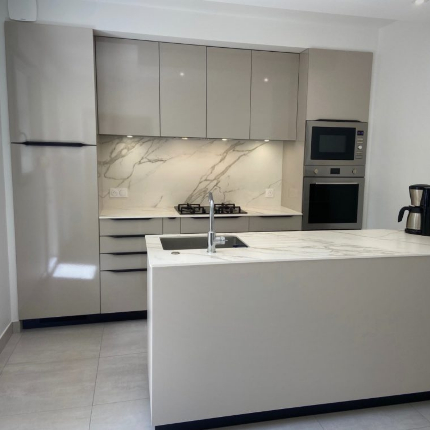 ELEGANTE CUISINE FERMEE BRILLANTE AVEC UN ILOT CENTRAL