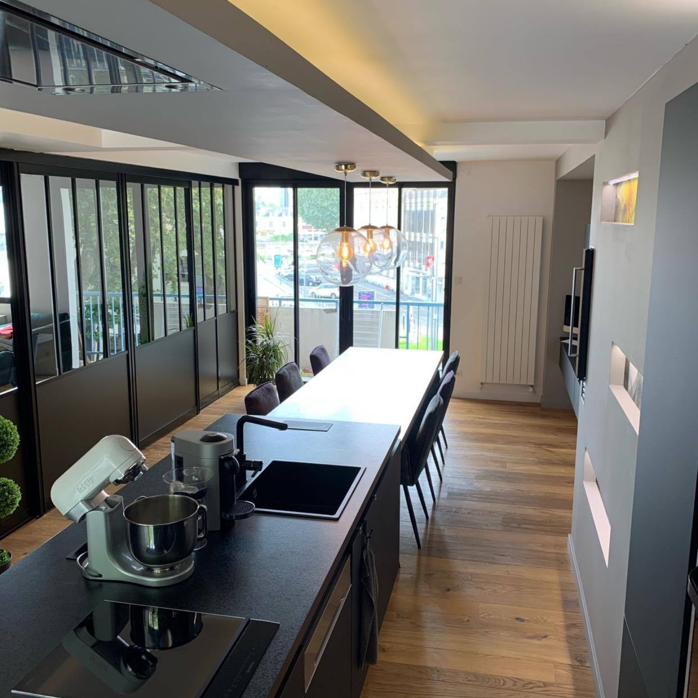 CUISINE MODERNE NOIRE AVEC ÎLOT CENTRAL ET PAPIER PEINT