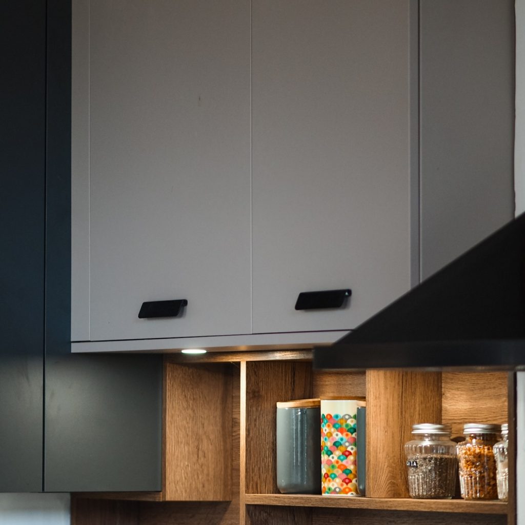 cuisine-grise-niches-bois-blagnac-milk-and-fabric