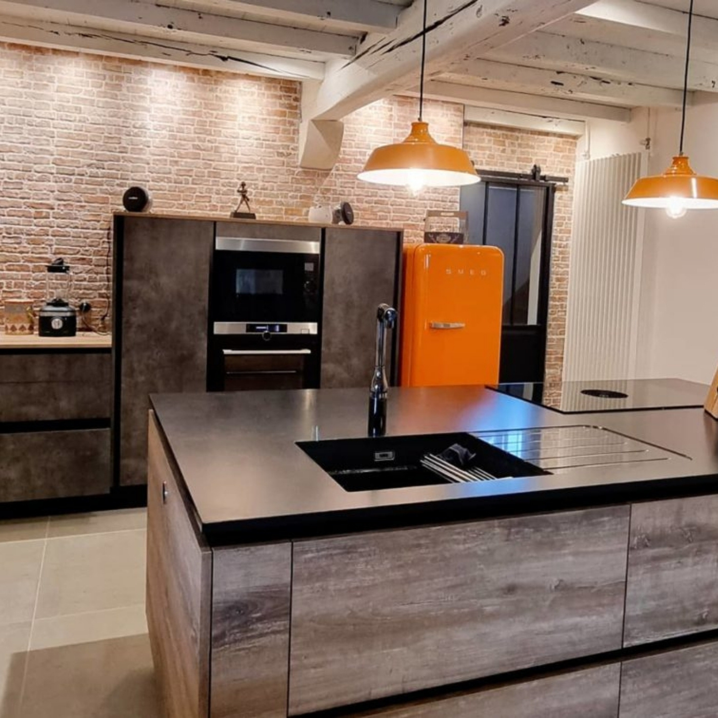 CUISINE INDUSTRIELLE AVEC CREDENCE EN BRIQUES