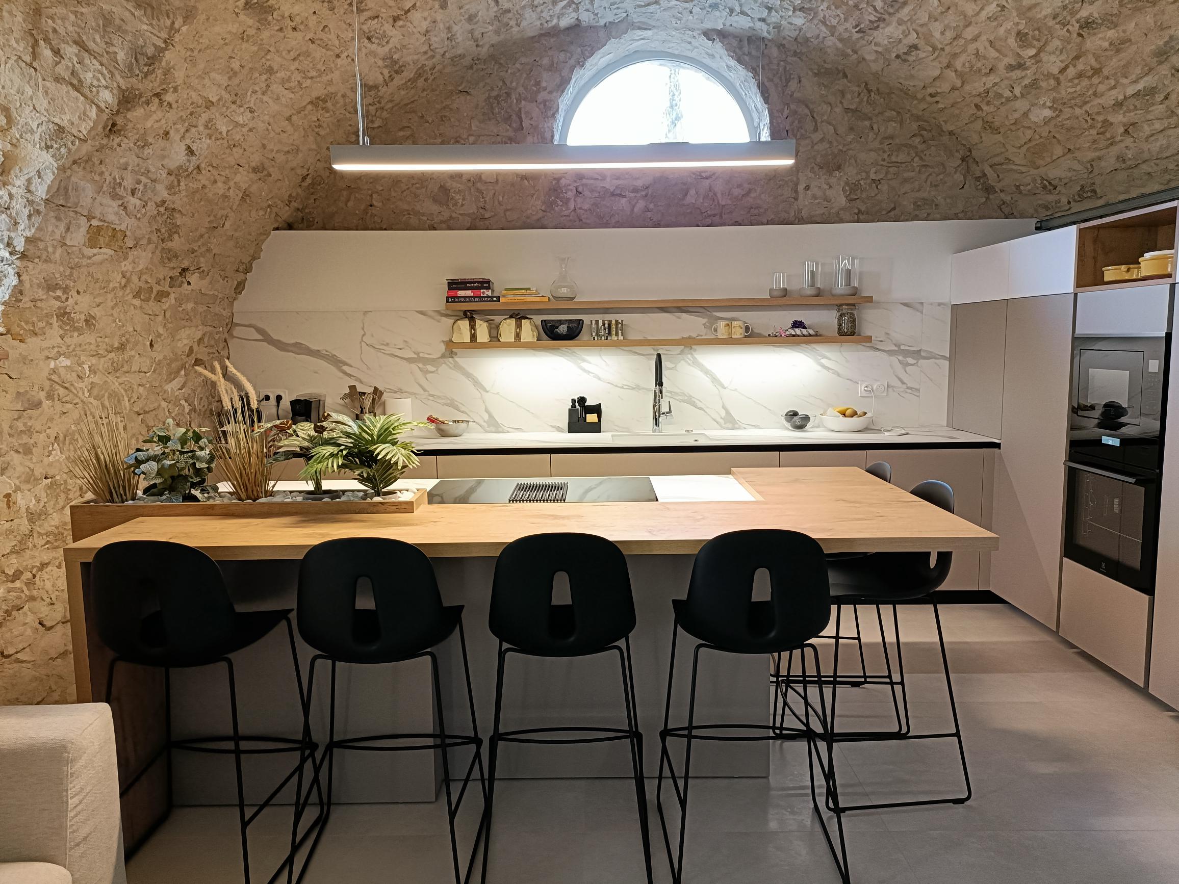 Comment aménager une cuisine ouverte pour faire le plein de convivialité ?