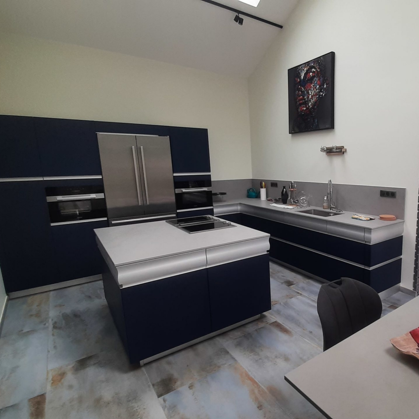 Cuisine design et élégante bleue velouté