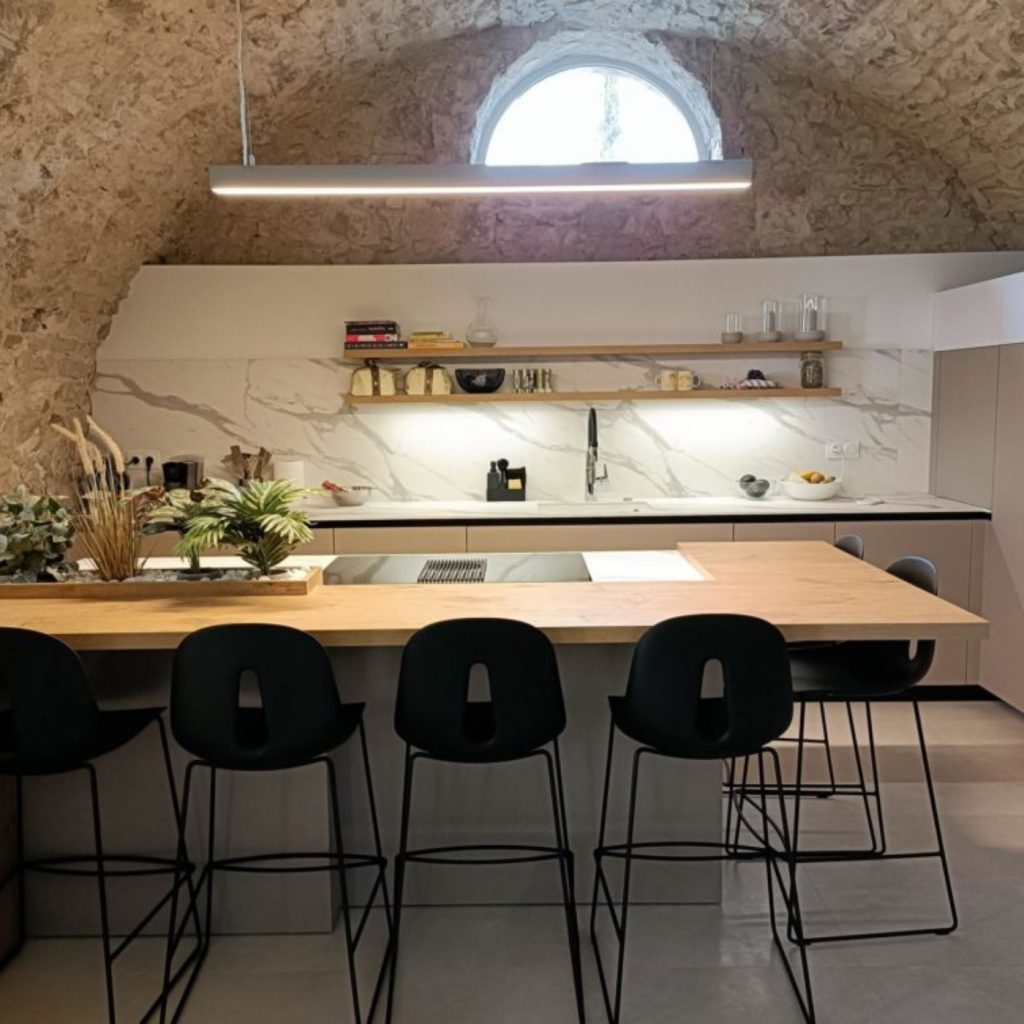 cuisine-moderne-bois-blanc-pierres-cannes-mandelieu