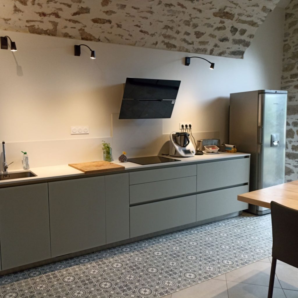 Cuisine sous un arche de pierres nature et chic