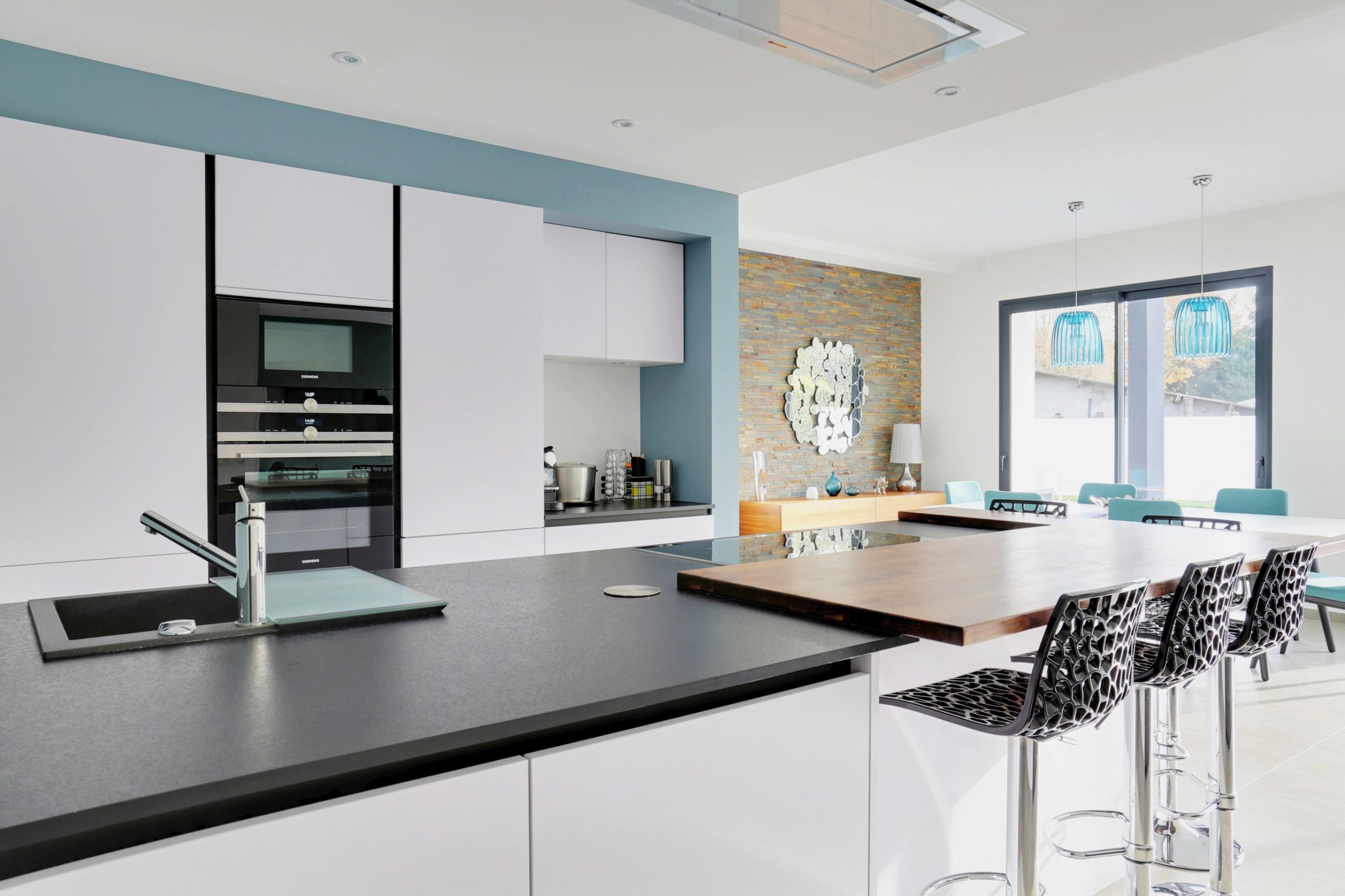 CUISINE SCANDINAVE CONVIVIALE ET EPUREE NOIRE ET BLANCHE