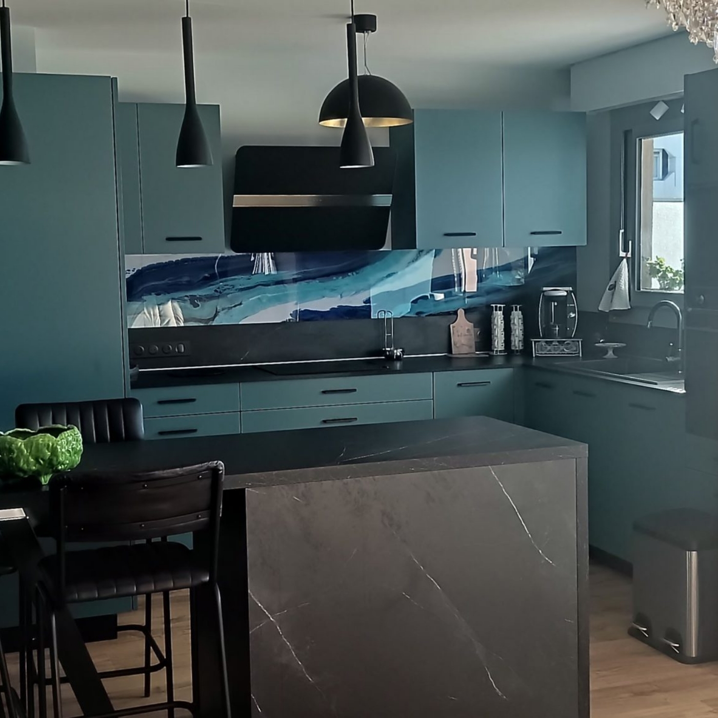 CUISINE MODERNE AVEC VERRIERE BLEUE ET NOIRE