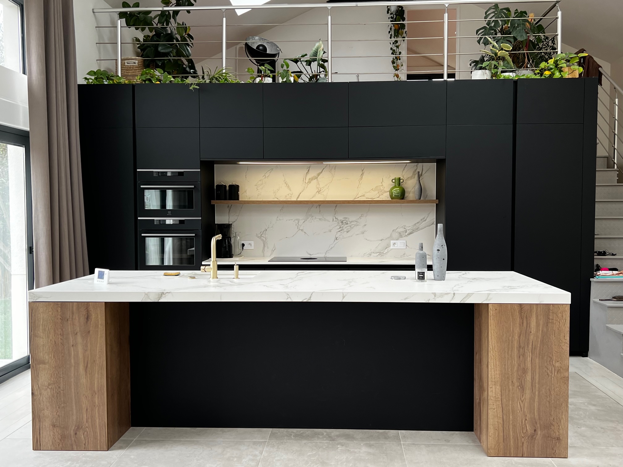 cuisine-noire-bois-marbre-ermont